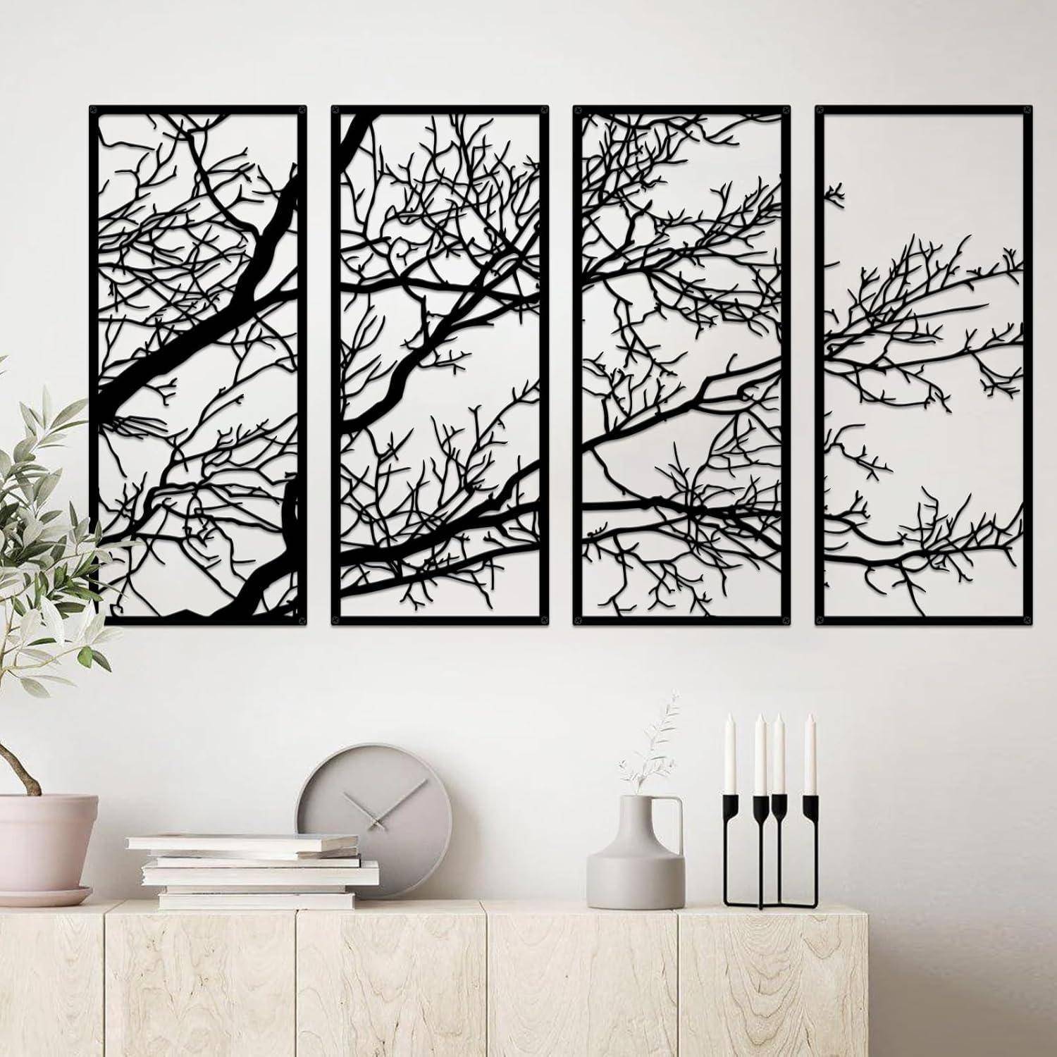Vier schwarzweiße Panels zeigen detailreiche, kahle Baumäste vor einem weißen Hintergrund und verleihen dem Raum einen minimalistischen und natürlichen Akzent.