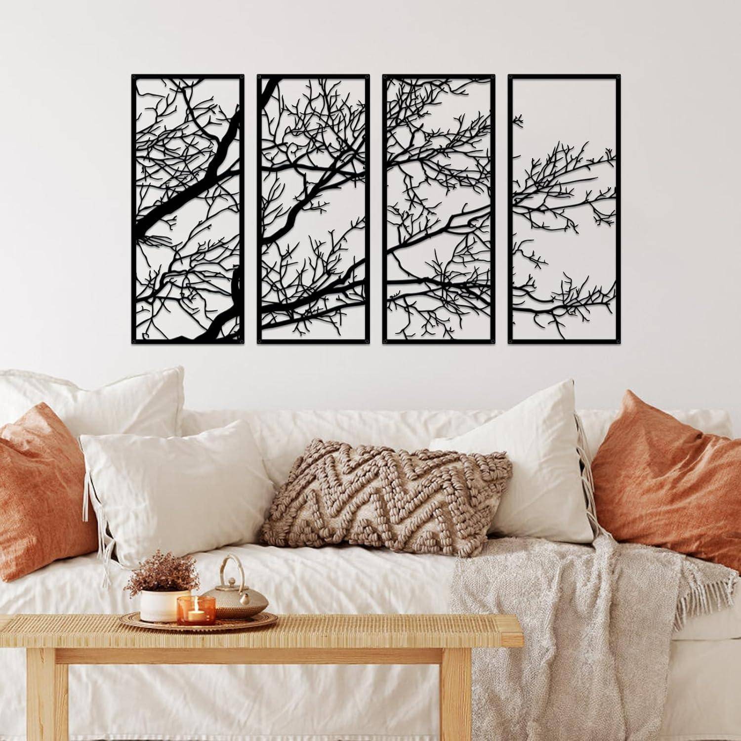 Ein stilvolles Wohnzimmer zeigt ein beiges Sofa mit gemusterten Kissen und einem Holzkaffeetisch. Darüber hängen vier Kunstpaneele, die Baumzweige darstellen.