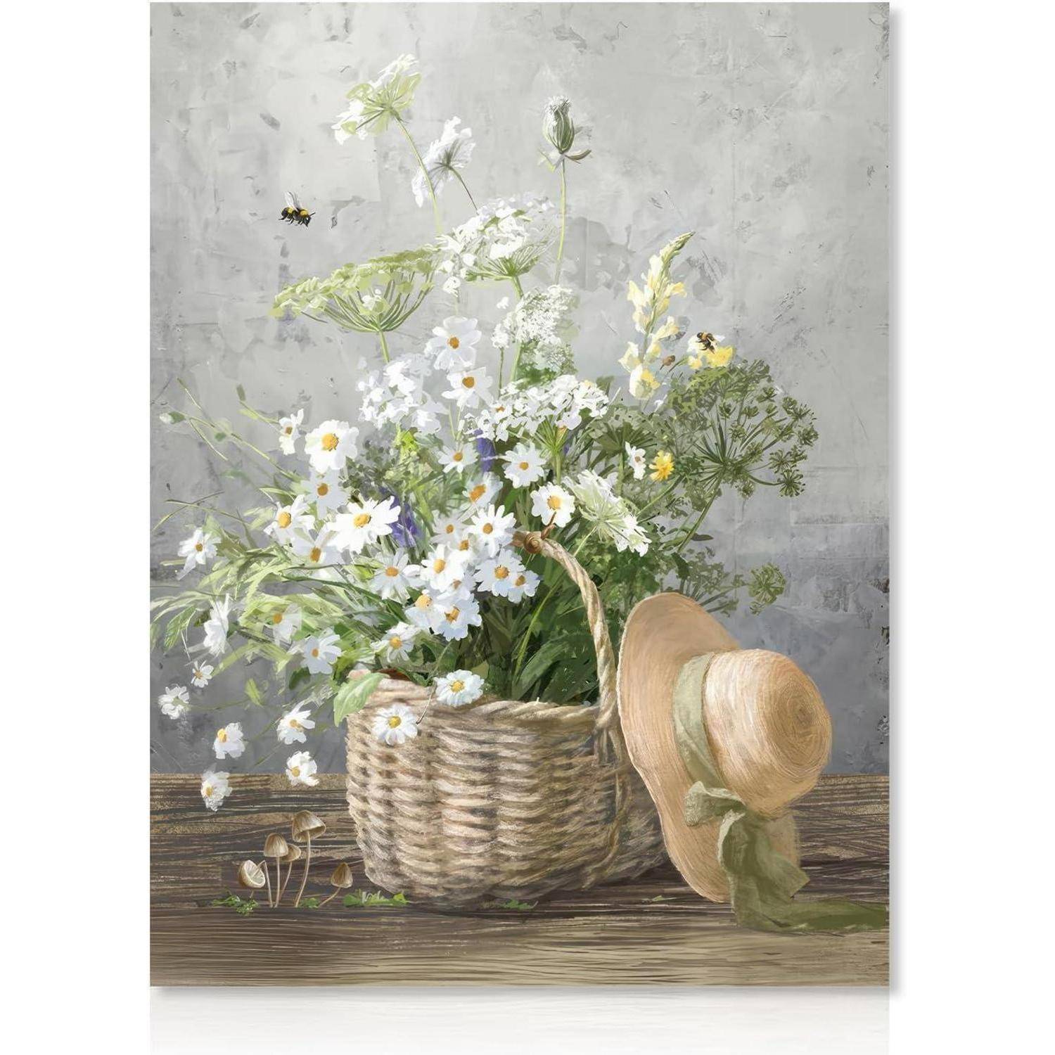 Ein Korb, gefüllt mit Gänseblümchen und Wildblumen, steht auf einer Holzoberfläche und wird von einem Strohhut begleitet. Zwei Bienen schweben in der Nähe.