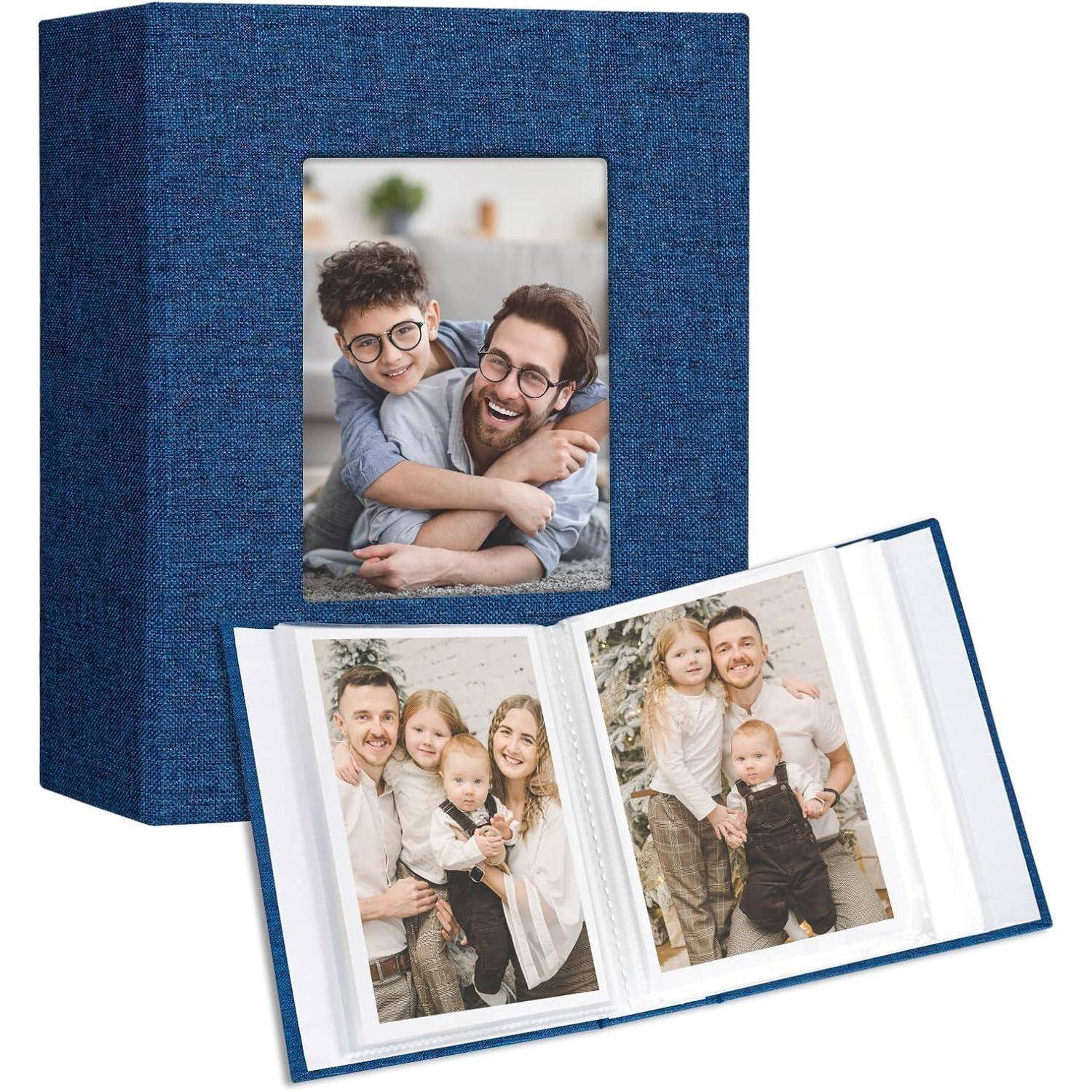 Foto eines blauen Stofffotoalbums. Die Vorderseite zeigt einen Vater und Sohn in einer Umarmung. Das Album ist geöffnet und zeigt Familienfotos im Inneren.