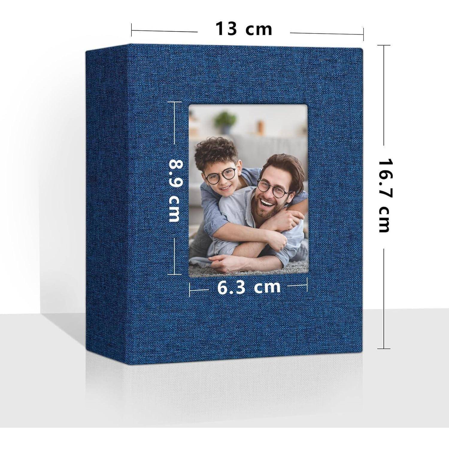 Ein blauer Fotorahmenkasten mit beschrifteten Abmessungen: 13 cm breit, 16,7 cm hoch. Der Fotoschlitz misst 6,3 cm x 8,9 cm.