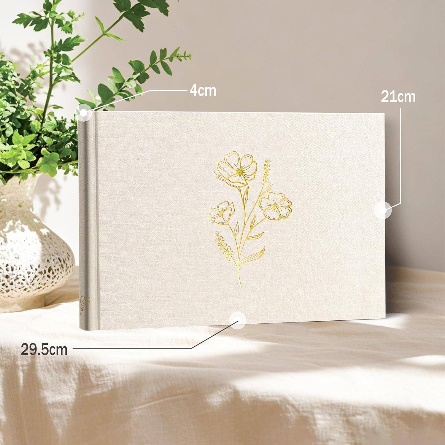 Ein beiger Buchumschlag mit einem Blumenmuster auf der Vorderseite liegt auf einem Tisch, mit angegebenen Maßen: 29,5 cm Breite, 21 cm Höhe und 4 cm Tiefe.