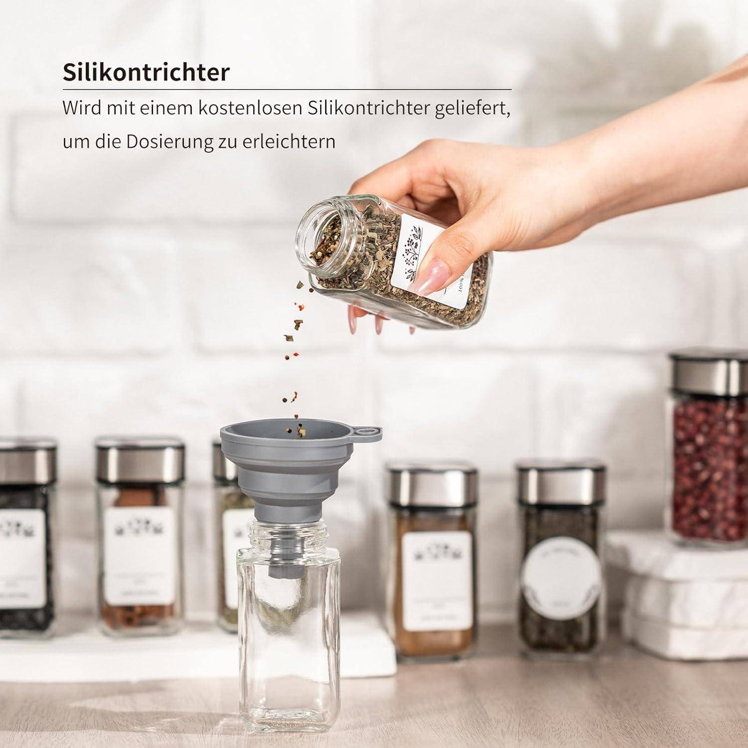 Eine Hand gießt Gewürze aus einem Glas in eine Flasche mit einem Silikonsieb. Der deutsche Text bewirbt das Sieb als kostenlose Hilfe zum dosierten Eingießen.