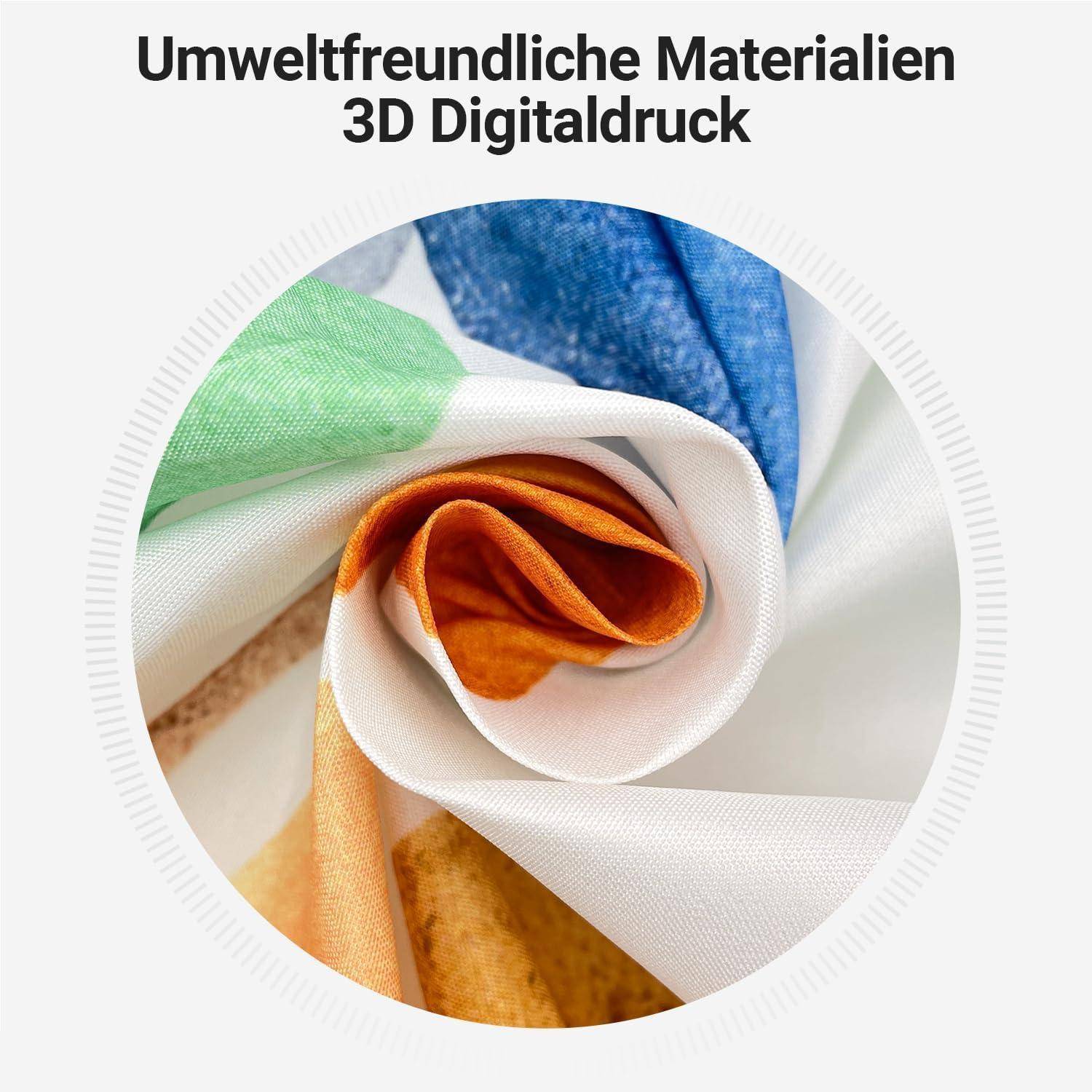 Eine Nahaufnahme von gerolltem Stoff in verschiedenen Farben, die dessen Textur betont. Text auf Deutsch liest sich: 'Umweltfreundliche Materialien 3D Digitaldruck'.