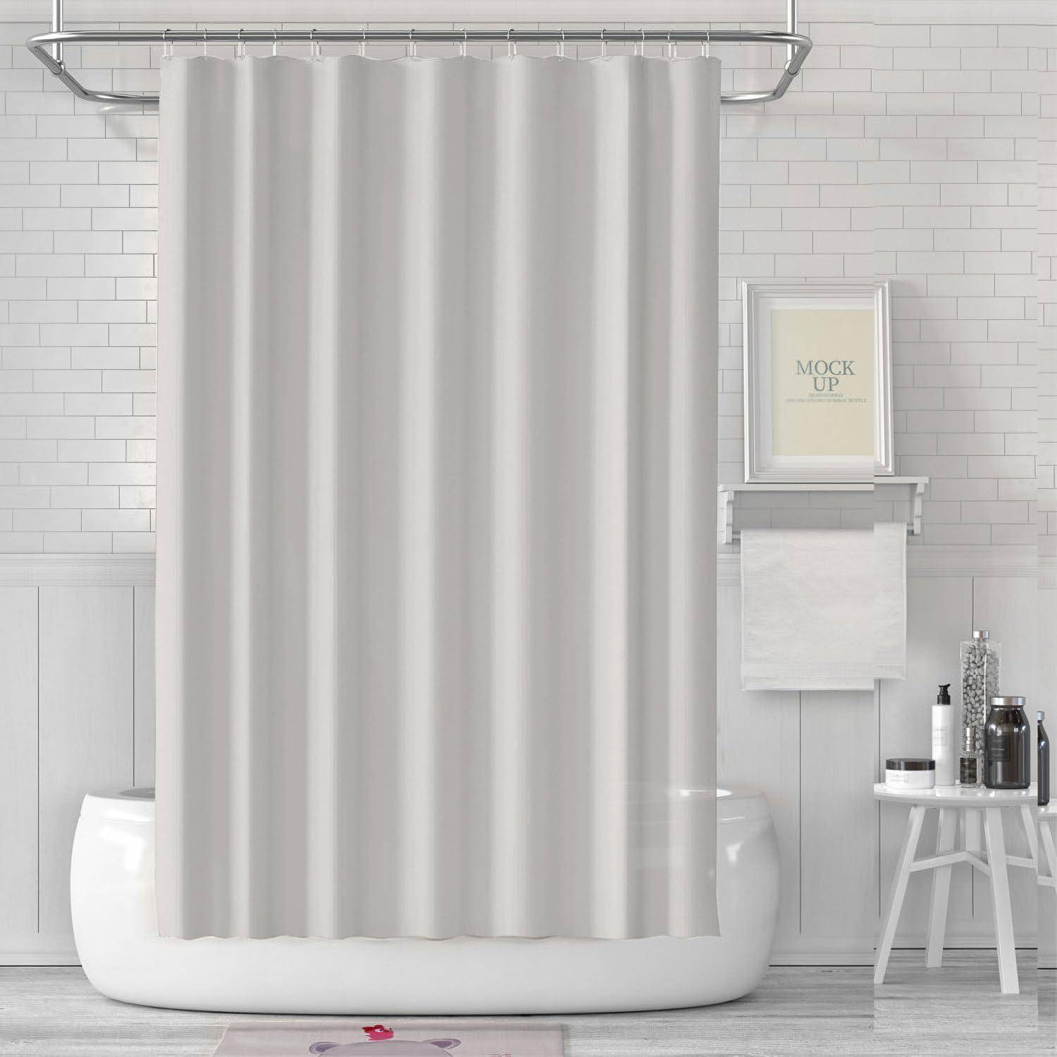 Ein weißes Badezimmer mit einer weißen Badewanne und einem Duschvorhang, einem Regal mit einer 