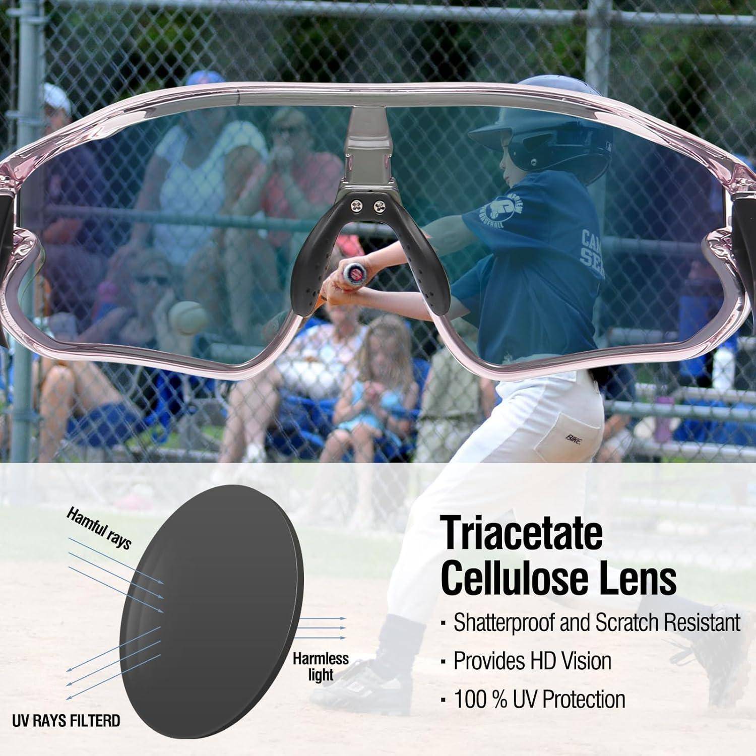 Schutzbrille mit Linsen aus Triacetylcellulose mit Eigenschaften: splitterfest, kratzunempfindlich, HD-Sicht, 100% UV-Schutz. Hintergrund zeigt ein Baseballspiel.