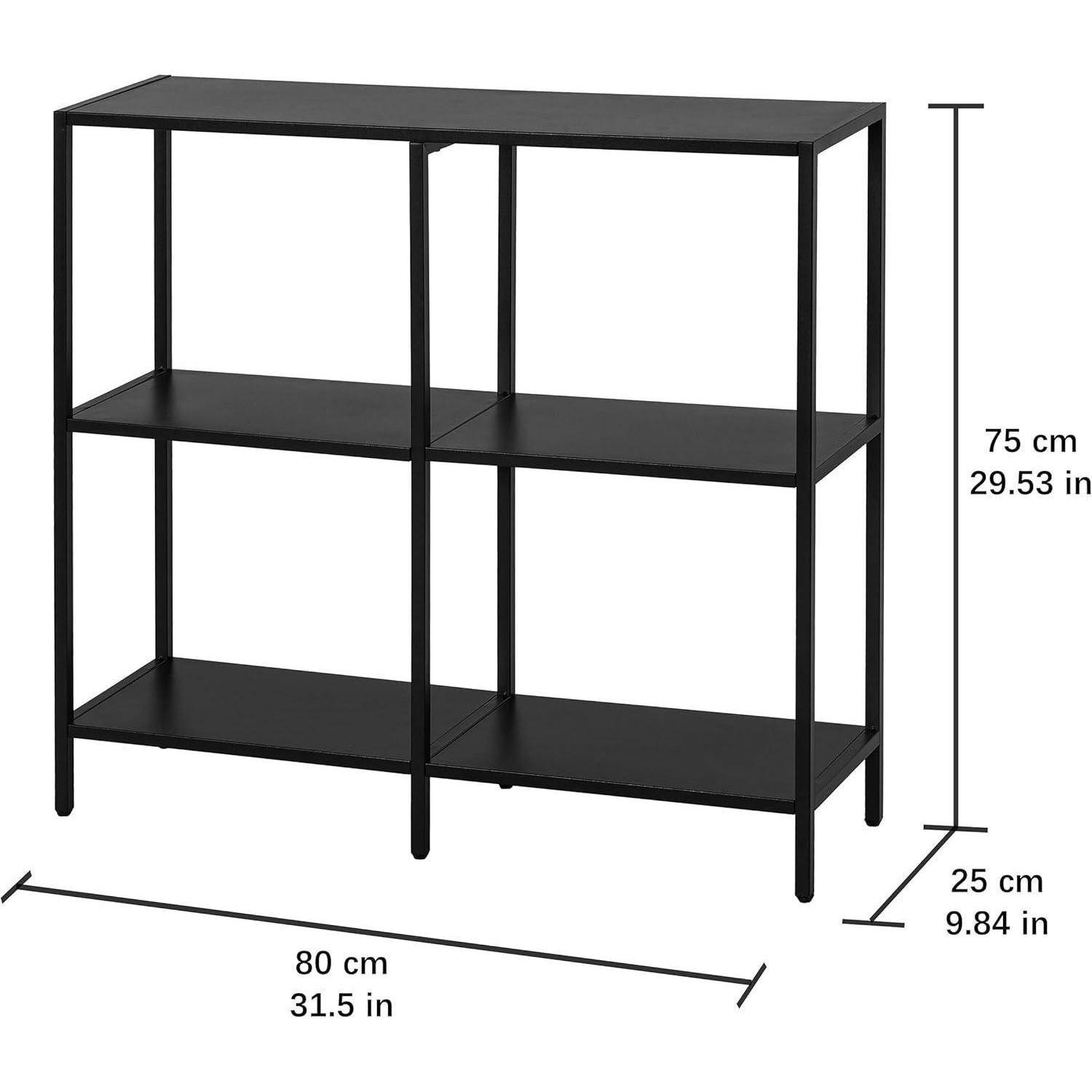 Ein schwarzes Metallregal mit drei Ablagen. Maße: 75 cm hoch, 80 cm breit und 25 cm tief.