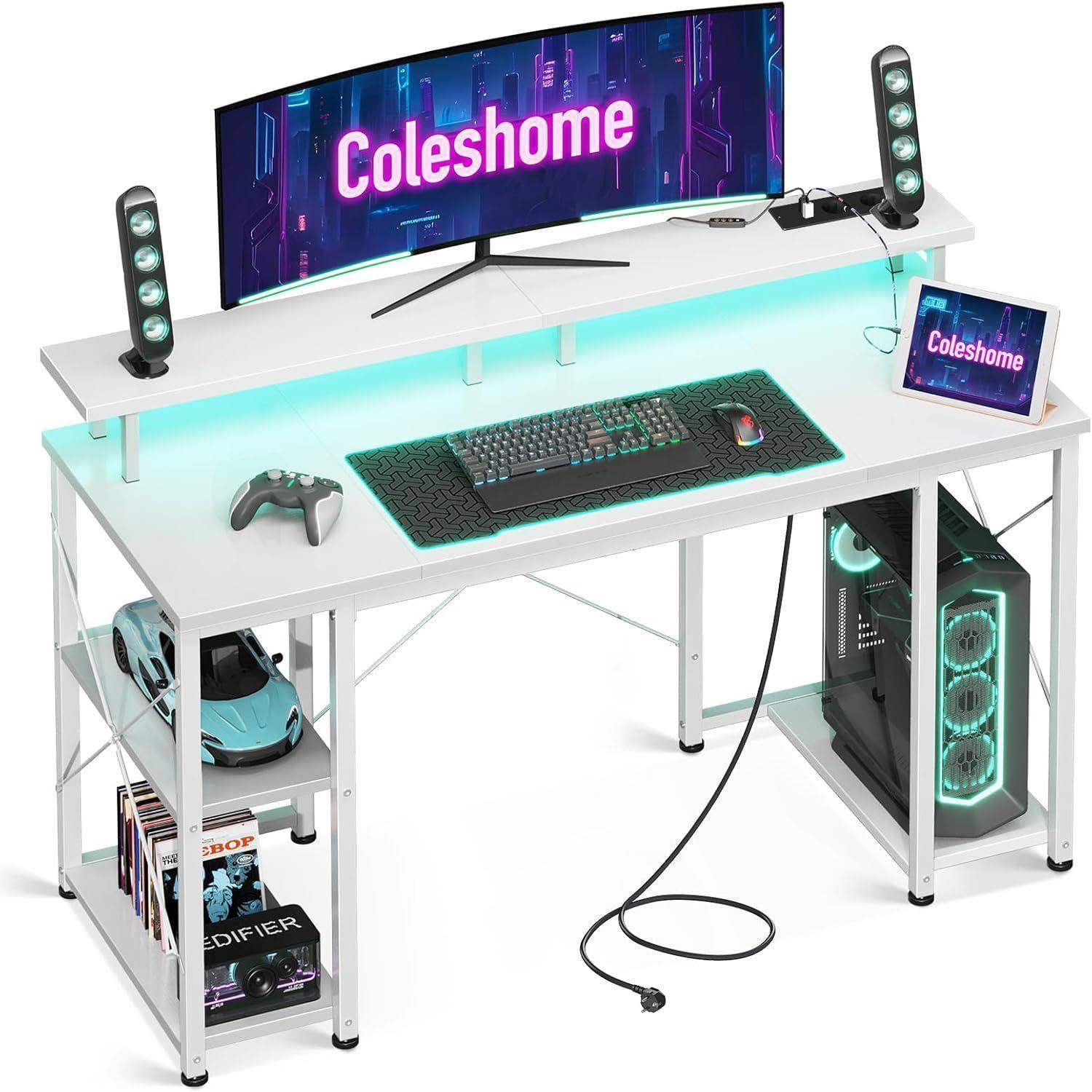 Weißer Gaming-Schreibtisch-Setup mit gebogenem Monitor, auf dem 