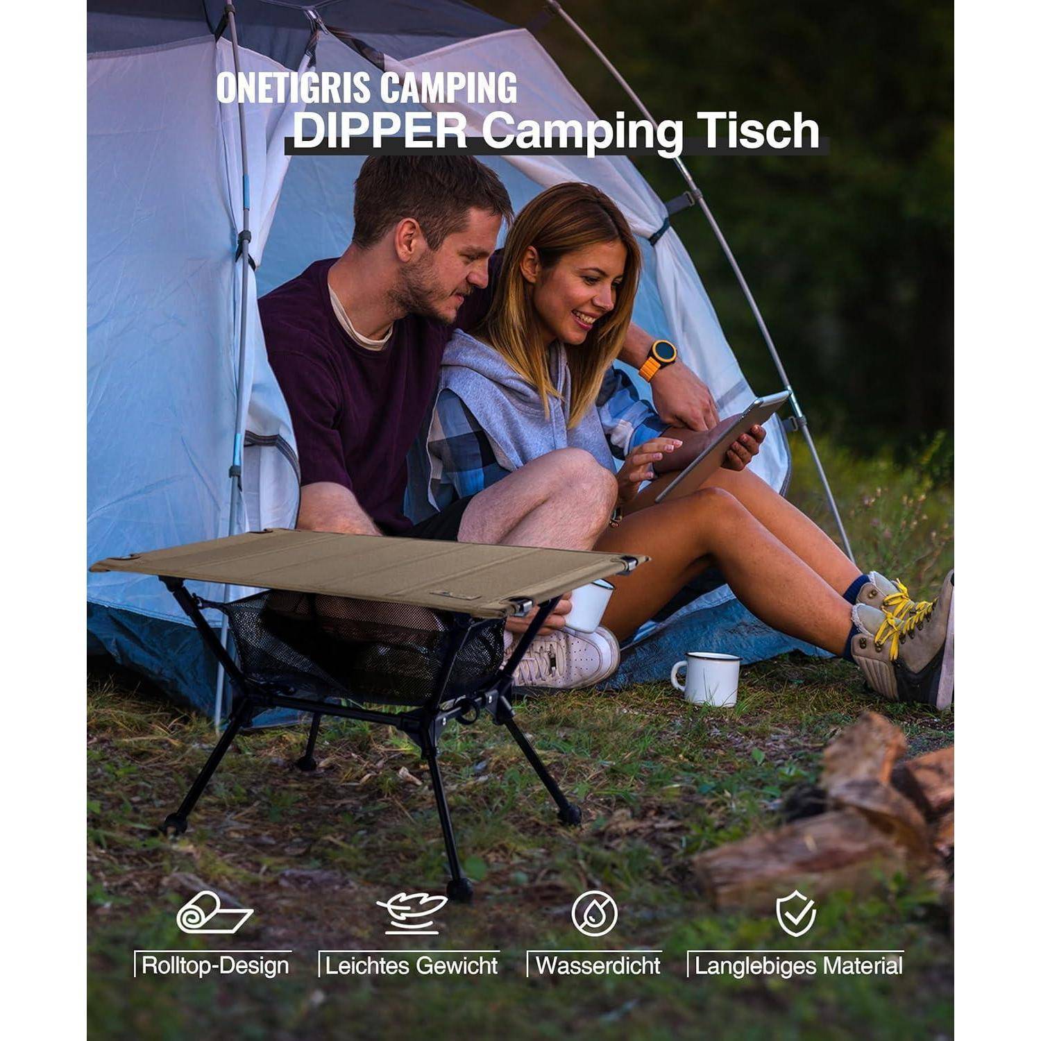 Ein Paar sitzt neben einem Zelt und betrachtet eine Karte. Vor ihnen steht ein tragbarer Campingtisch. Text lautet: 'ONETIGRIS CAMPING DIPPER Campingtisch'.