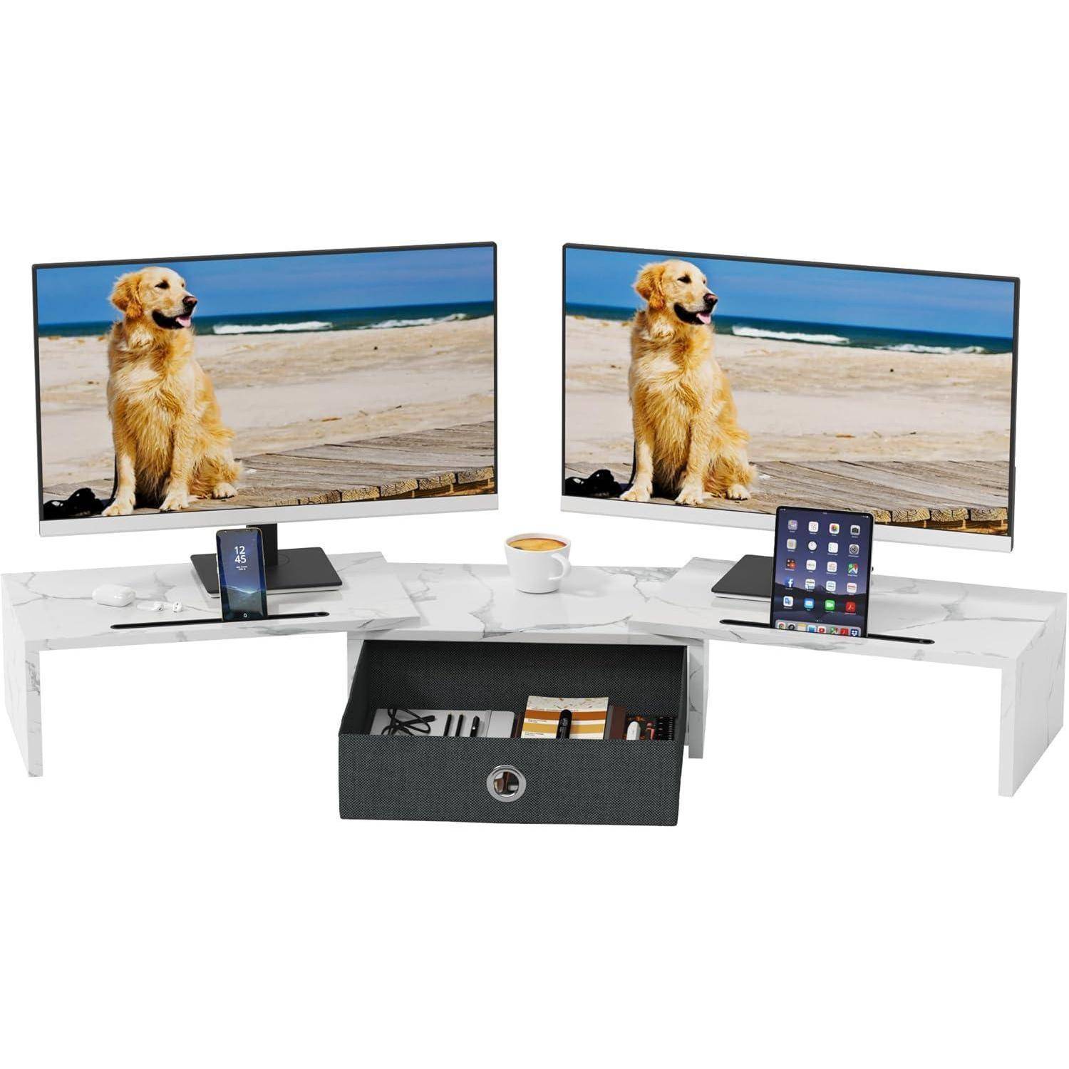Eckschreibtisch-Setup mit zwei Monitoren, die einen Golden Retriever am Strand zeigen, ein Telefon und einen Tablet-Ständer; Aufbewahrungsschublade darunter.