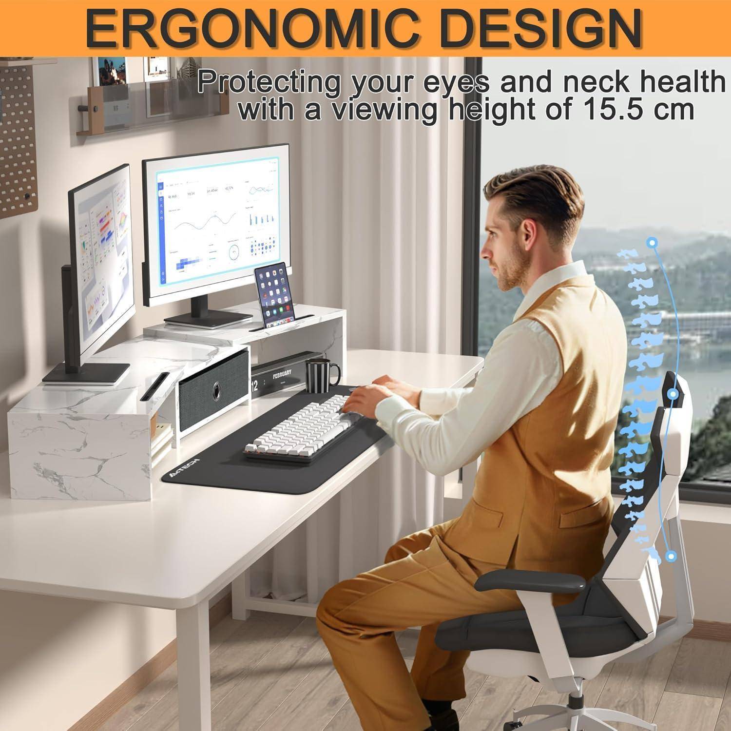 Mann sitzt an einem Schreibtisch und benutzt einen Computer mit einem Monitor auf Augenhöhe und demonstriert eine ergonomische Haltung für die Gesundheit des Nackens, mit dem Text 'ERGONOMISCHES DESIGN' darüber.
