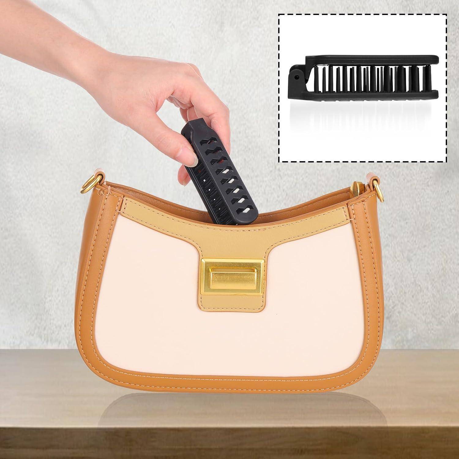 Eine Handtasche mit einem braun-cremefarbenen Farbschema und einer goldenen Schließe. Eine Hand hält eine schwarze Haarspange, die separat in einem Einsatz gezeigt wird.