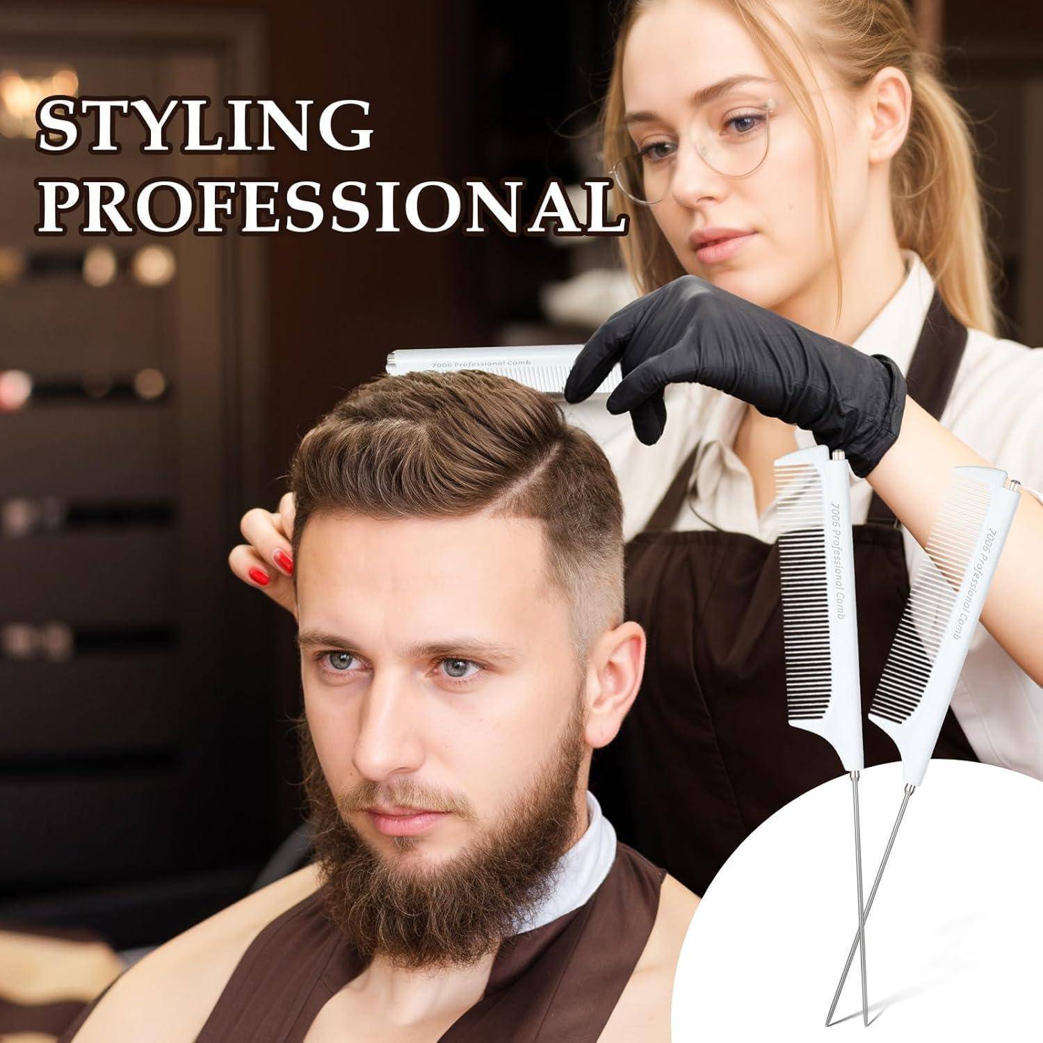 Ein Friseur mit Handschuhen schneidet einem Mann mit einer Schere die Haare, während im Hintergrund der Text 