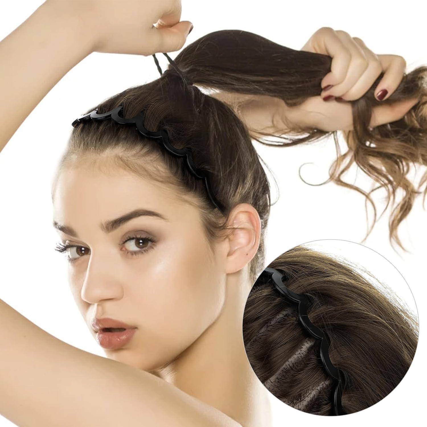 Eine Person verwendet ein schwarzes Haargestaltungswerkzeug, um Haare zu verdrehen und in einer stilvollen Hochsteckfrisur zu befestigen und demonstriert dabei einen schrittweisen Haaranordnungsprozess.