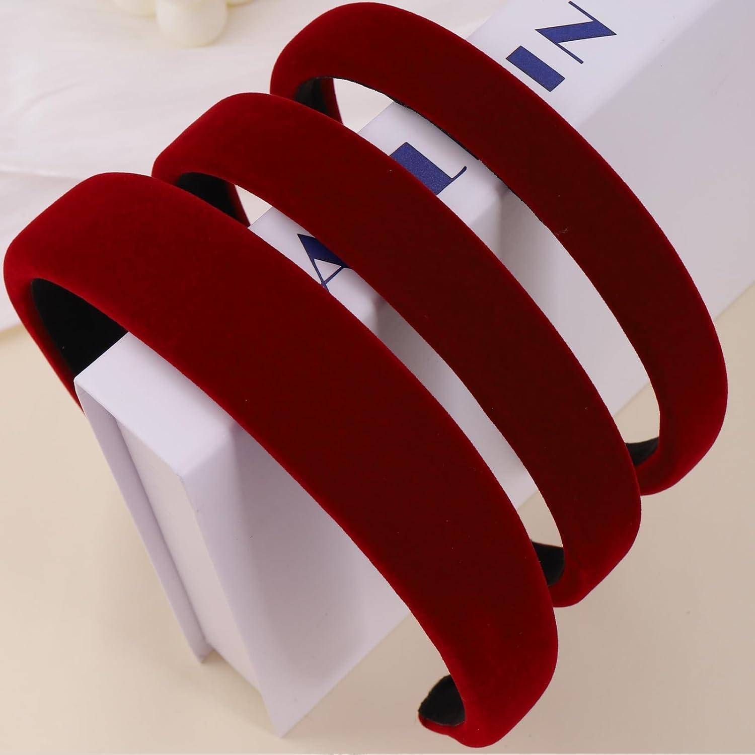Rote Samtkopfbänder, in einem Set von drei präsentiert, auf einer weißen Plattform ausgestellt, wobei ihre Textur und tiefe Farbe hervorgehoben werden.