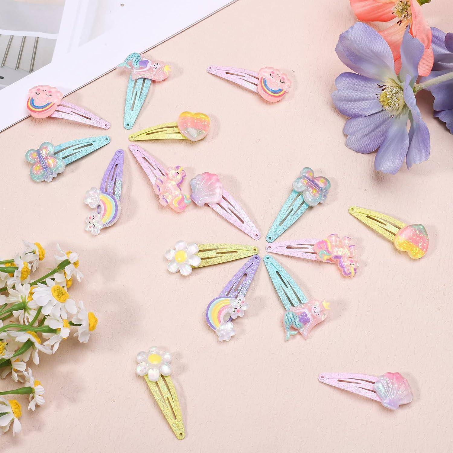 Bunte Haarspangen auf einer beigen Oberfläche angeordnet, mit Blumen-, Regenbogen- und Wolkendesigns. Lebendige Blumen sind in der Nähe platziert.