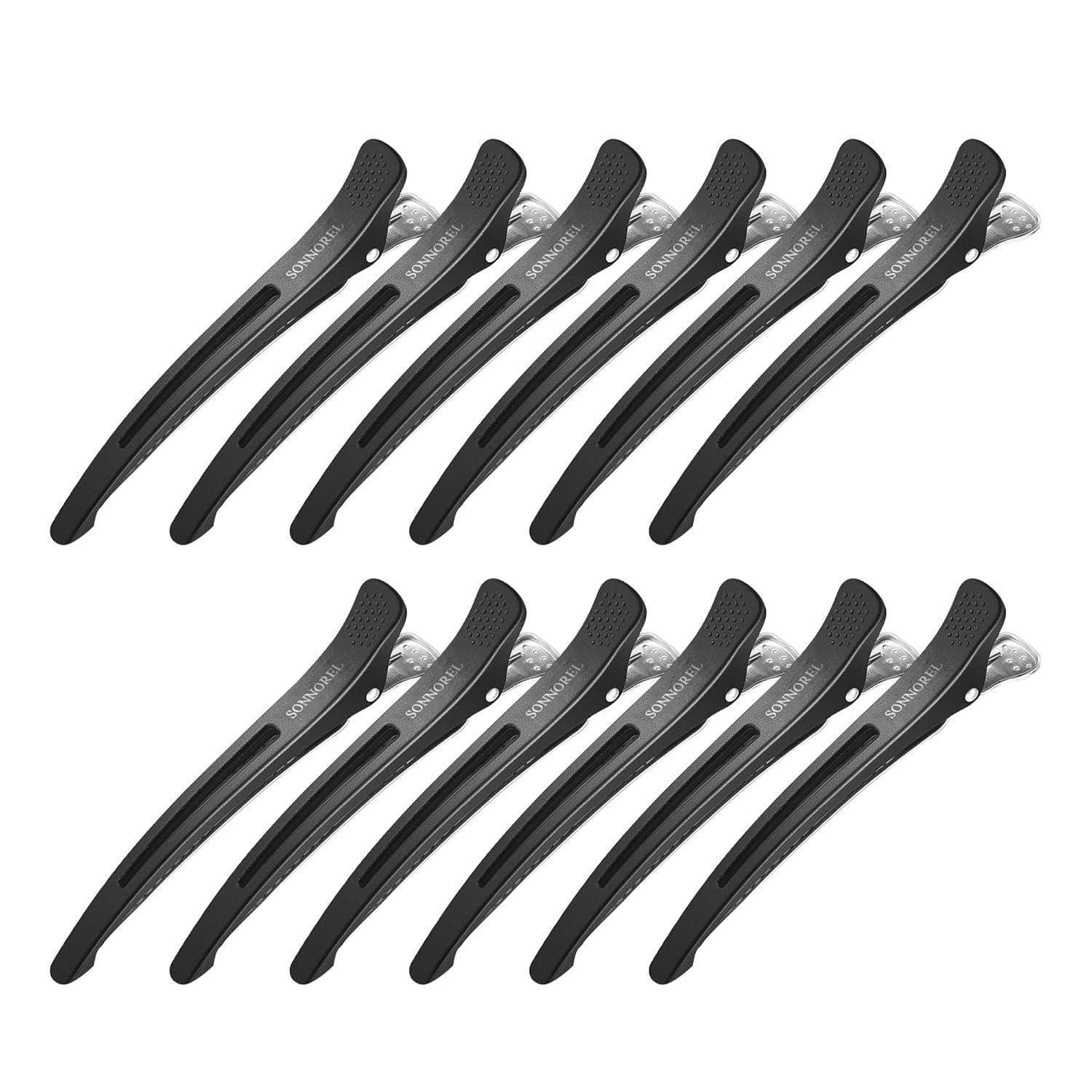 Zehn schwarze Alligator-Haarklammern, in zwei parallelen Reihen angeordnet, die zum Teilen von Haar während des Styling- oder Schneideprozesses verwendet werden.