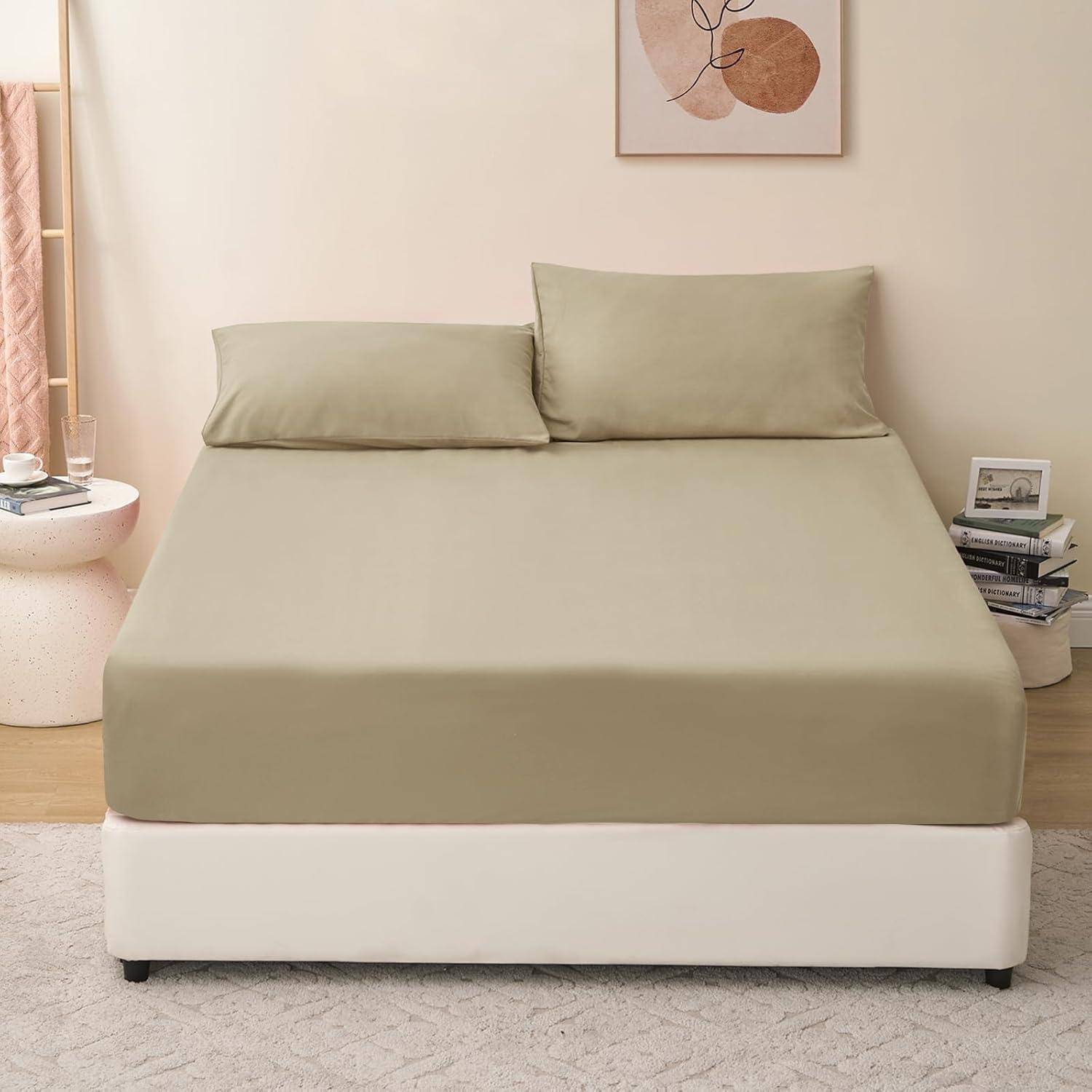 Modernes Schlafzimmer mit einem beigen Bett, zwei Kissen, einem Nachttisch mit Büchern und abstrakter Wandkunst, das eine minimalistische und gemütliche Atmosphäre vermittelt.