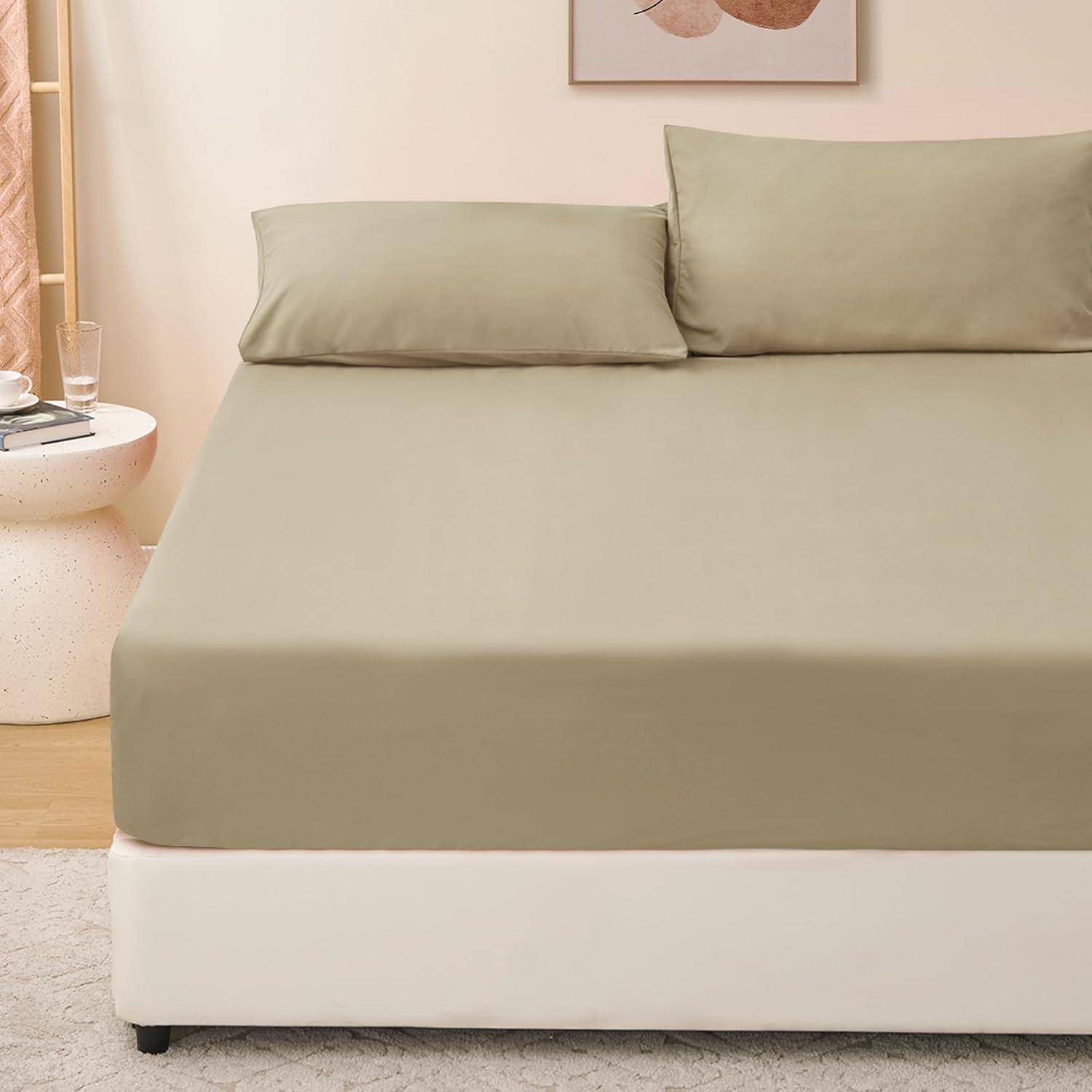 Ein sorgfältig gemachtes Bett mit beigen Bettwäsche und Kissen, ein runder weißer Nachttisch mit einem Glas und einer kleinen Vase, alles in einer minimalistischen Schlafzimmerumgebung.