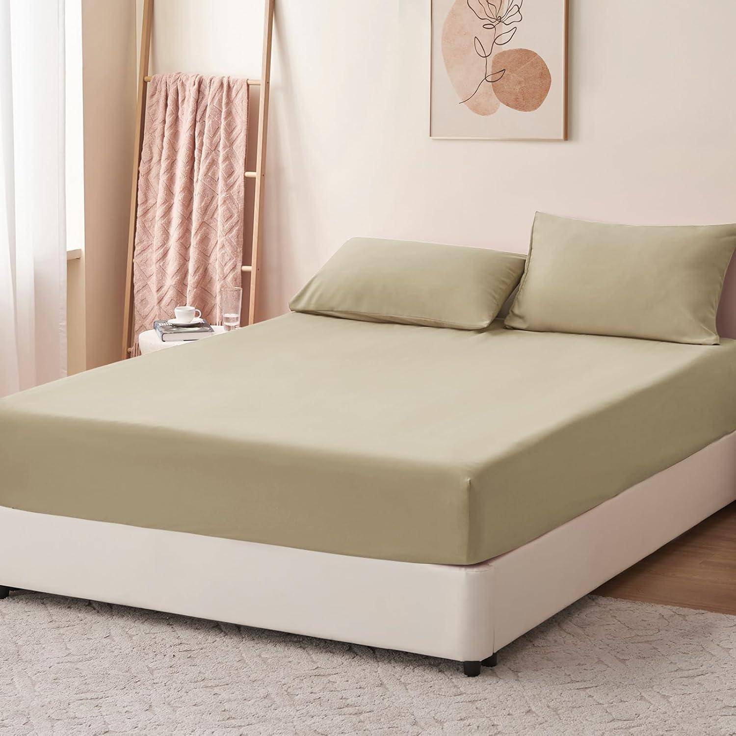 Ein ordentlich gemachtes Bett mit beigen Laken und Kissen steht in einem sanft beleuchteten Schlafzimmer. Eine Leiter mit einem rosa Handtuch und einem Wandkunstwerk befinden sich im Hintergrund.