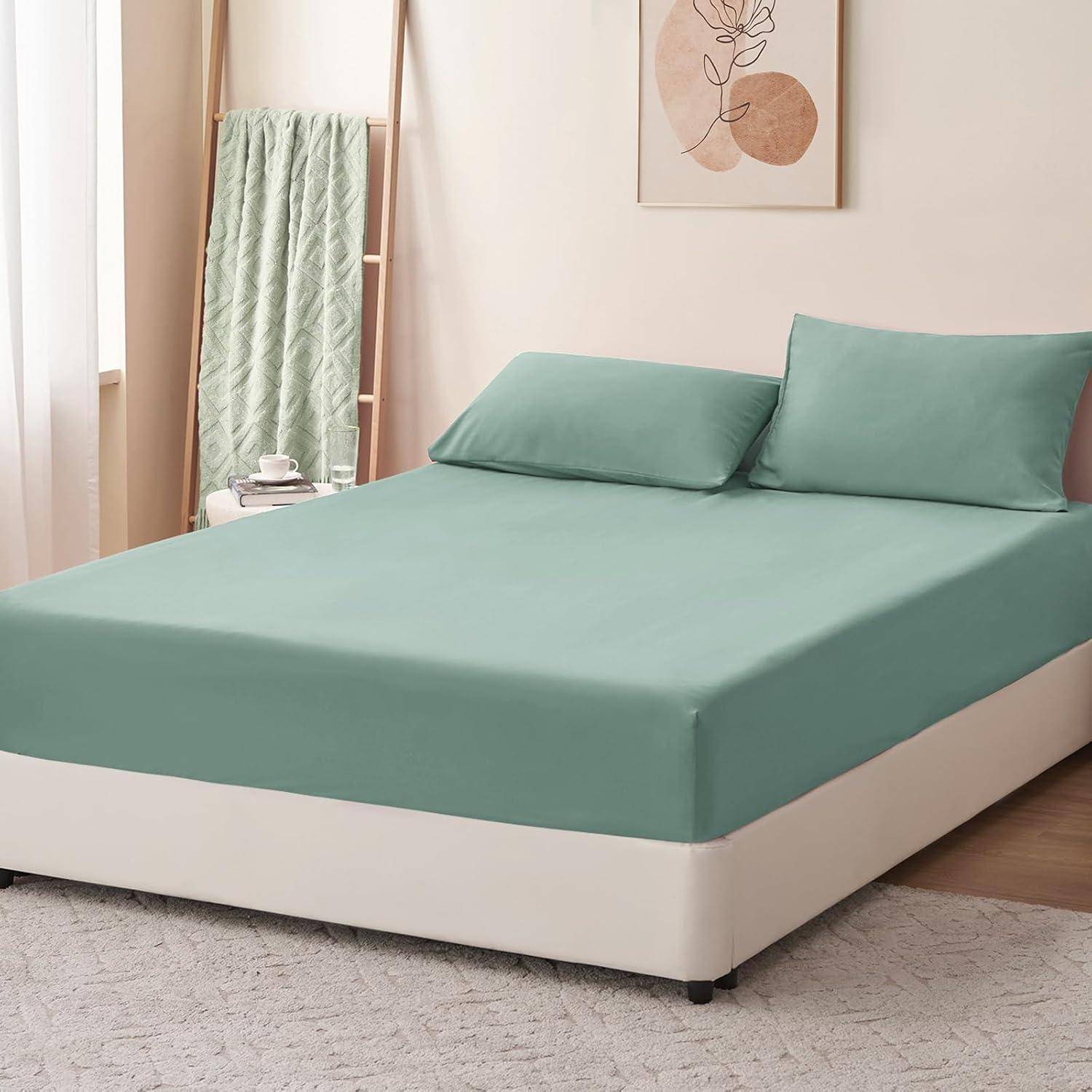 Ein ordentlich gemachtes Bett mit grünen Laken und Kissenbezügen in einem hellen, minimalistischen Schlafzimmer mit einer Leiterregal und weicher Beleuchtung.