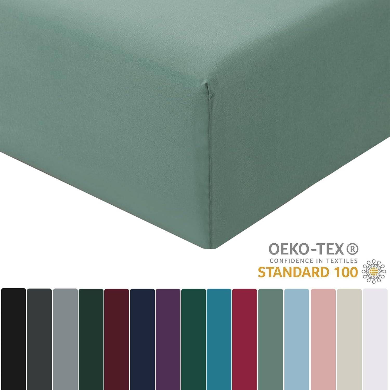 Eine Farbpalette mit 15 Stofffarben unterhalb einer Ecke eines grünen Stoffblocks. Rechts steht 