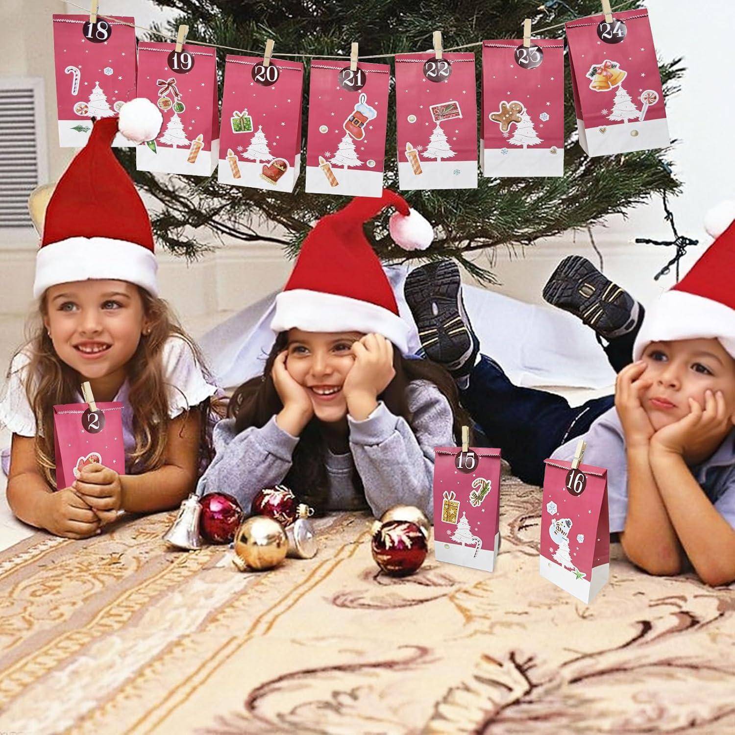 Drei Kinder mit Weihnachtsmützen sitzen um einen Weihnachtsbaum mit einem Adventskalender und halten jeweils Weihnachtsschmuck.