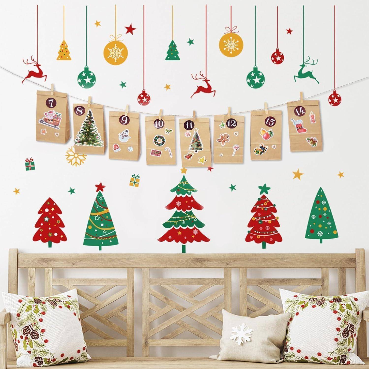 Weihnachtliche Wanddekoration mit einer Reihe nummerierter Umschläge, kleinen festlichen Symbolen und drei dekorativen Bäumen über einer Holzbank.