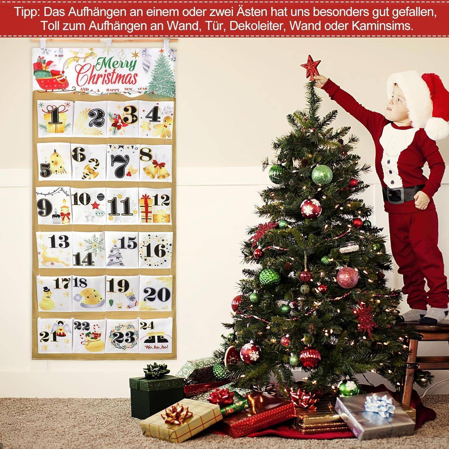 Eine weihnachtliche Dekoration mit einer Weihnachtsmann-Schaufensterpuppe, die auf einen Adventskalender an der Wand neben einem geschmückten Weihnachtsbaum zeigt.