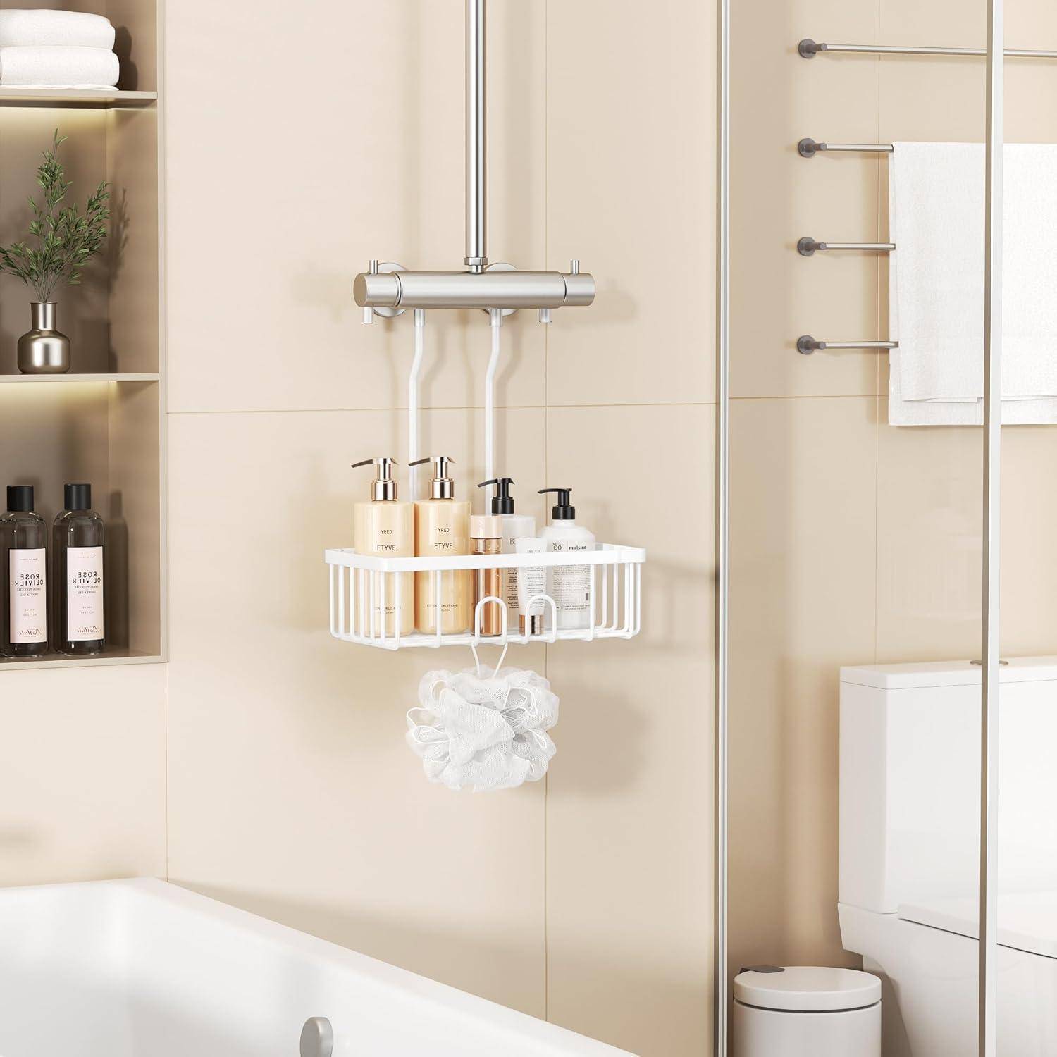 Modernes Badezimmer mit beigen Fliesen, Dusche und Regalen. Weiße Badewanne, Chrom-Armaturen und Toilettenartikel ordentlich angeordnet.