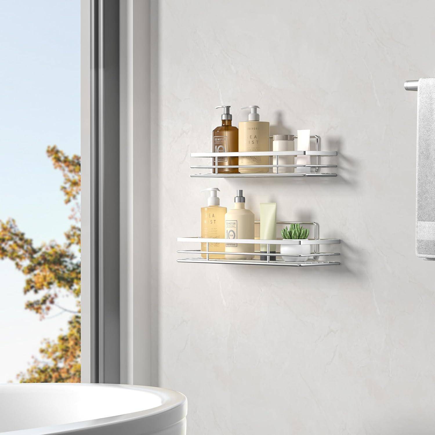An der Wand befestigte Regale im Badezimmer halten Körperpflegeprodukte und Dekorationsgegenstände, während daneben ein Handtuch hängt. Ein Fenster gibt den Blick auf Bäume im Freien frei.