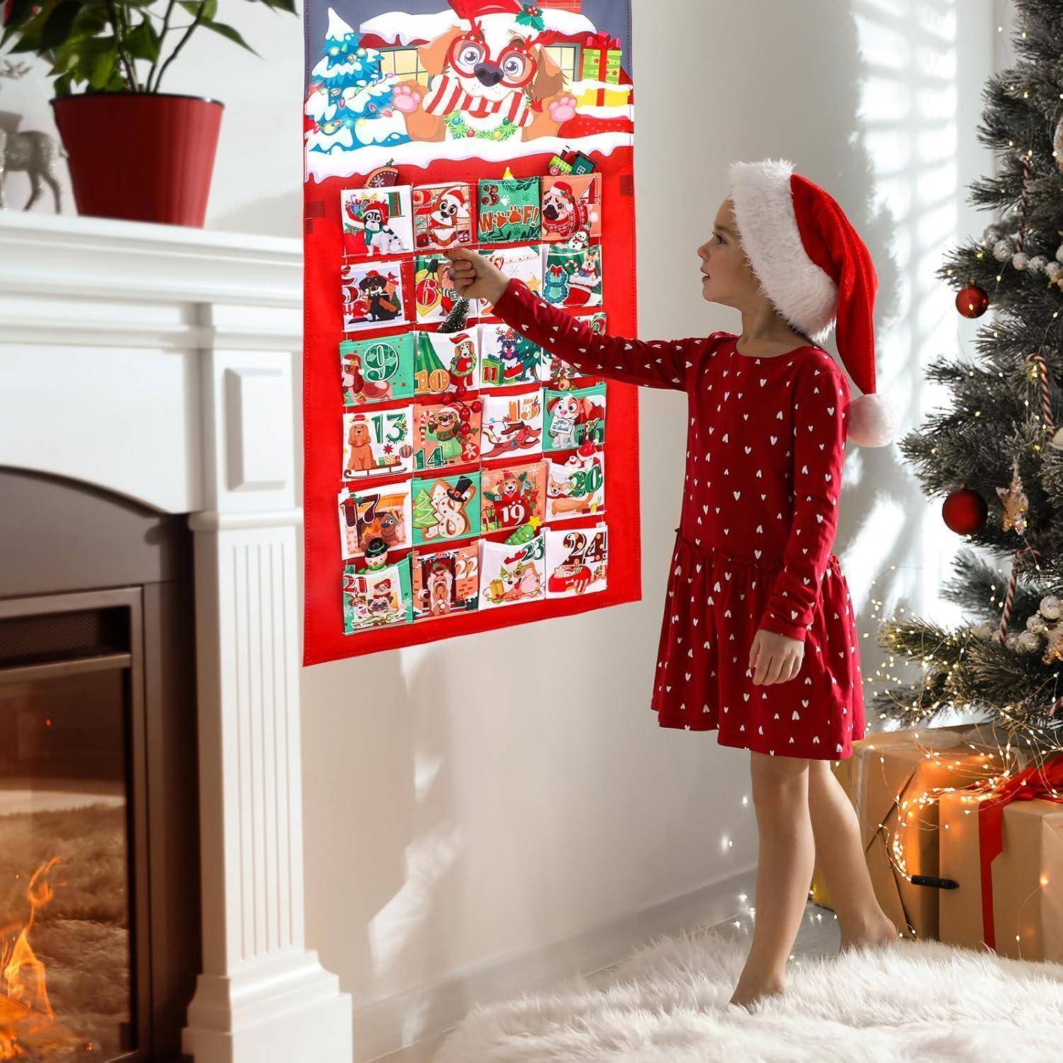 Ein Kind in einem roten Kleid und Weihnachtsmannmütze interagiert mit einem bunten Adventskalender neben einem geschmückten Weihnachtsbaum in einem gemütlichen Raum.