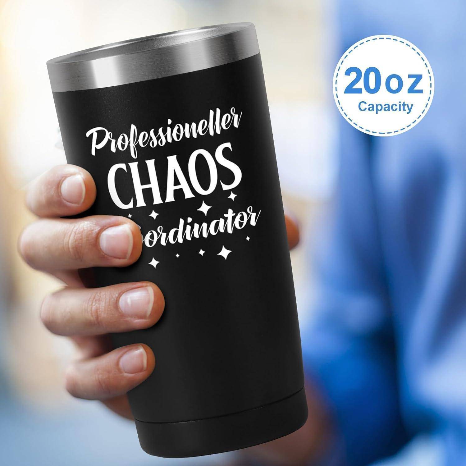 Hand hält einen schwarzen Becher mit der Aufschrift 'Professioneller Chaos Koordinator'; gekennzeichnet mit einer Kapazität von 20 oz.