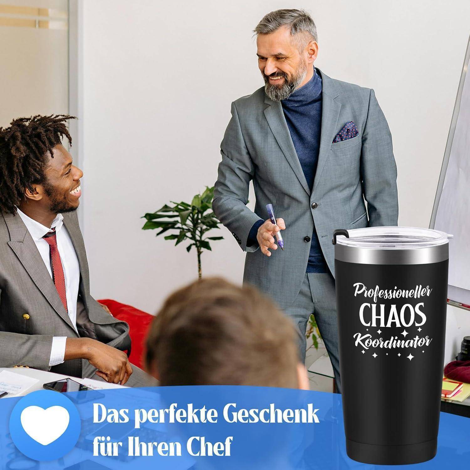 Ein Mann im Anzug lächelt, während er einem anderen Mann in einem Besprechungsraum eine schwarze Tasse mit der Aufschrift 