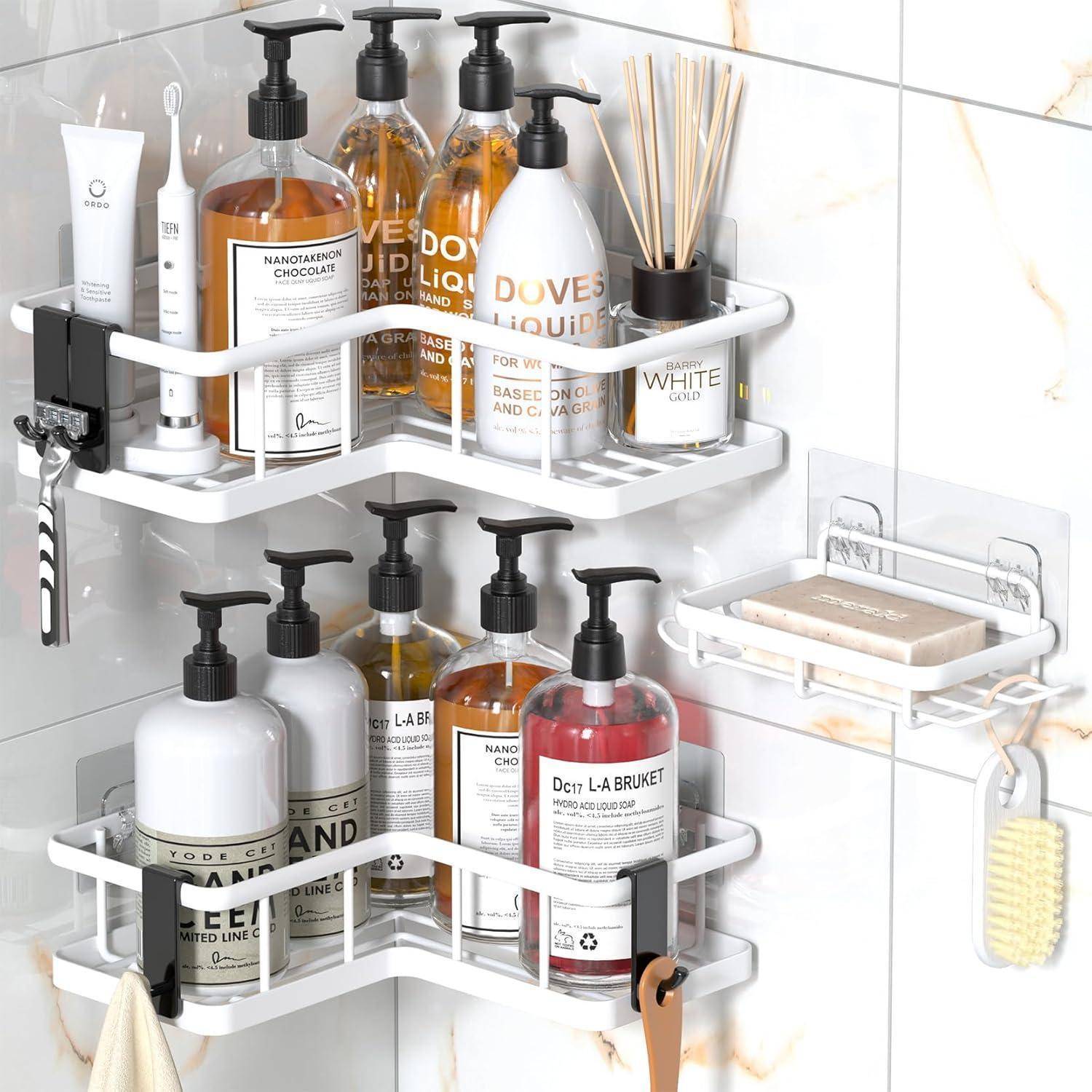 Duschablage an einer gefliesten Wand, die verschiedene Flaschen mit Flüssigseife und Shampoo sowie Zahnbürsten und eine Seifenschale enthält.