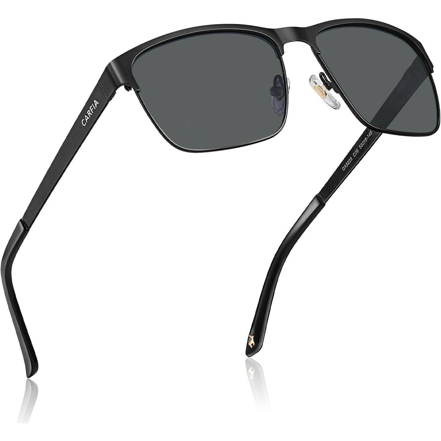 Schwarze rechteckige Sonnenbrille mit dunklen Gläsern und dünnen Bügeln, mit Markenetikett am Bügel.