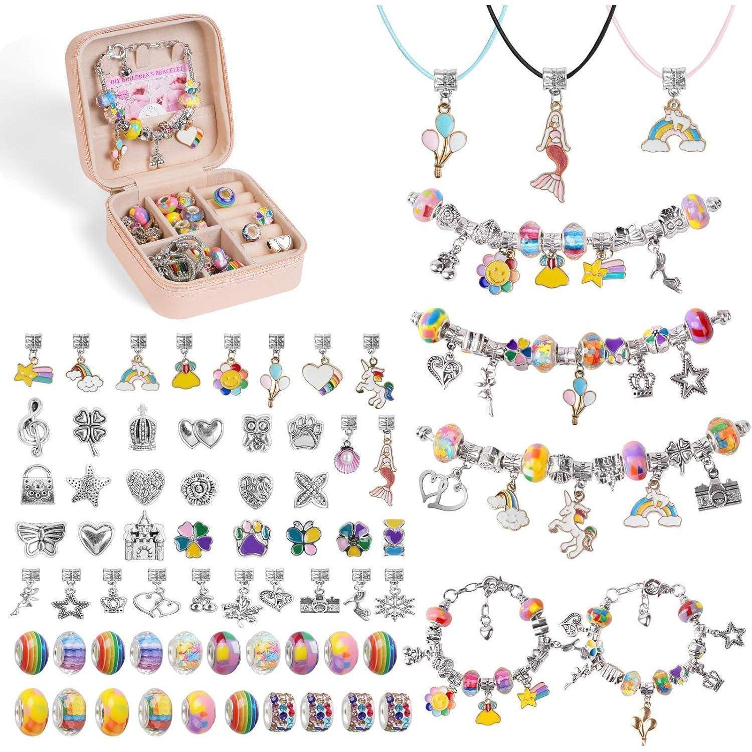 DIY Charm Armband-Set mit einer rosa Aufbewahrungsbox, die farbenfrohe Perlen, Anhänger und Armbänder enthält. Verschiedene Designs umfassen Einhörner, Sterne und Herzen.