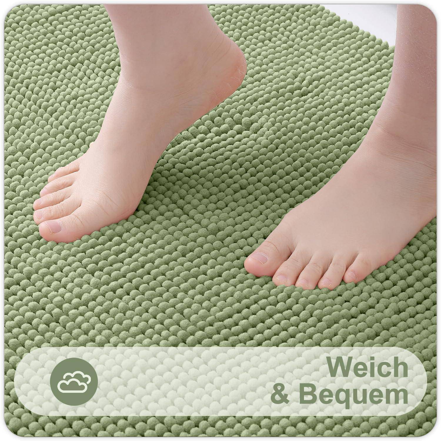 Nackte Füße auf einem strukturierten grünen Badematte mit dem Text „Weich & Bequem