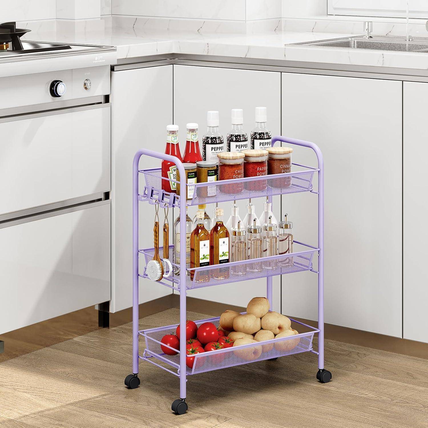 Eine Küchenszene mit einem violetten Servierwagen mit zwei Etagen, der verschiedene Saucenflaschen, Gläser und frisches Gemüse neben einer Arbeitsplatte und einem Herd trägt.