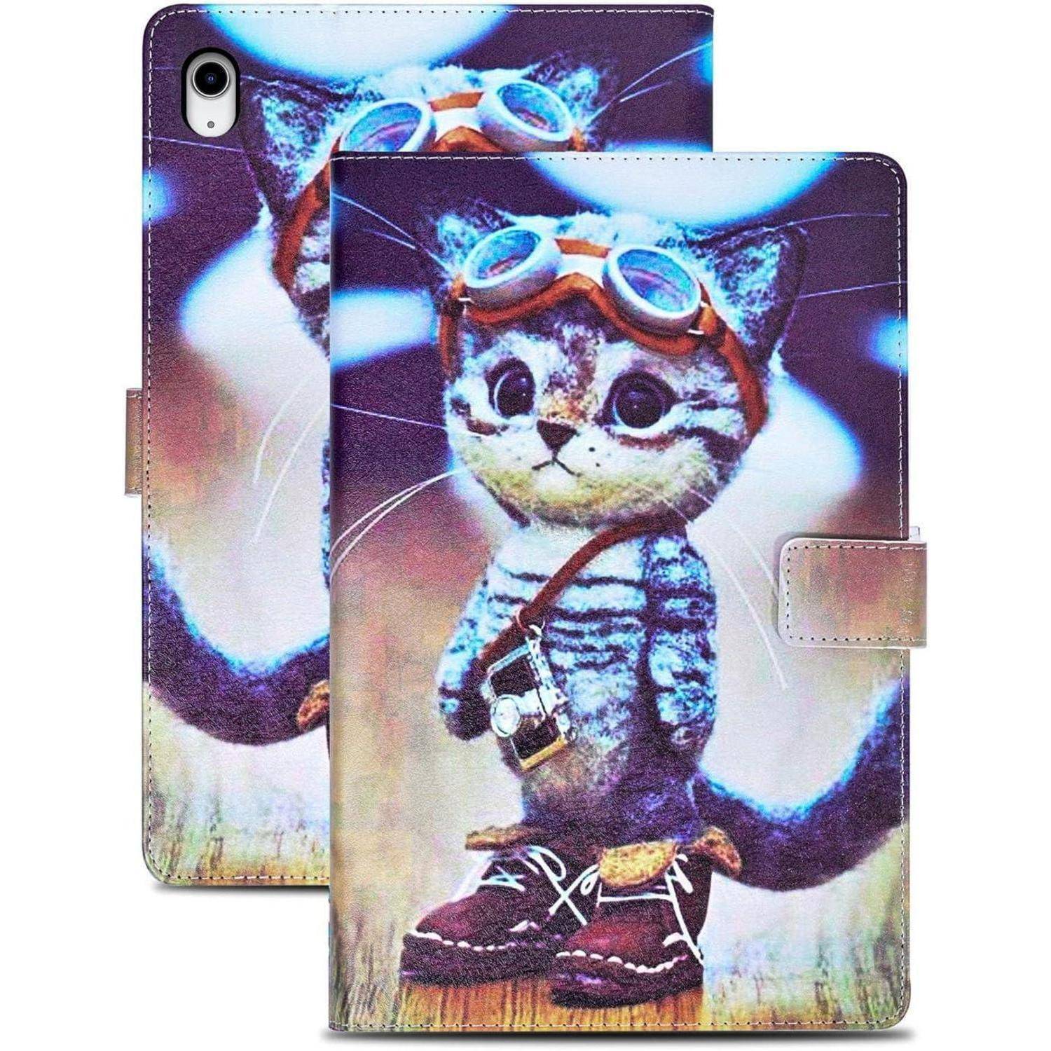 Eine niedliche Katze mit Pilotenschutzbrille und Stiefeln steht aufrecht, vor einem bunten, verschwommenen Hintergrund, der eine märchenhafte Szene erschafft.
