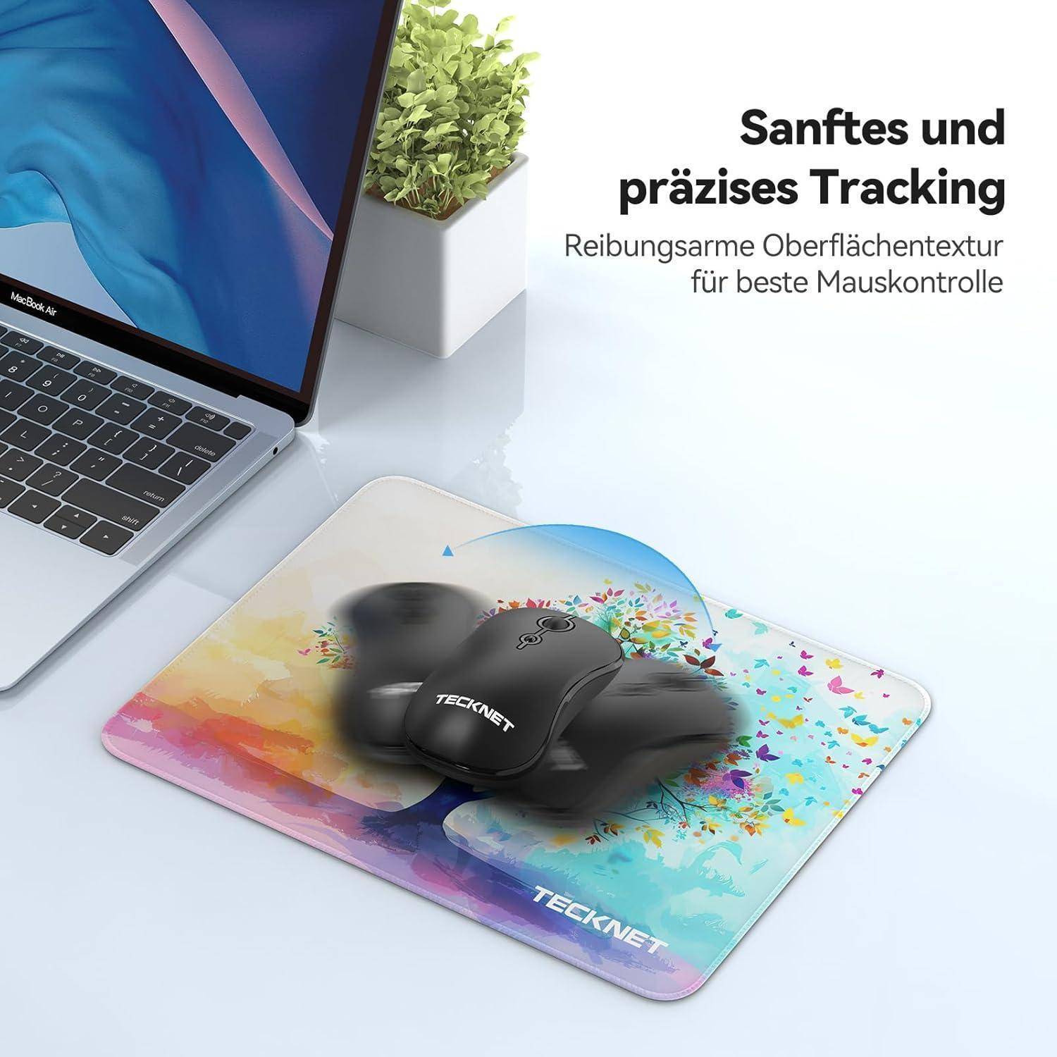 Ein Laptop auf einem Schreibtisch neben einem baumthematischen Mousepad mit einer schwarzen Maus. Text liest sich: 