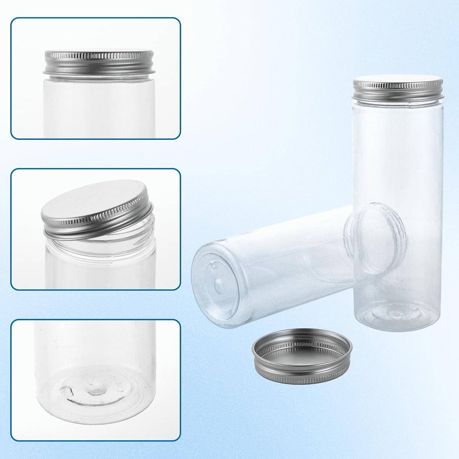 Mehrere Ansichten eines durchsichtigen Plastikglases mit einem silbernen Schraubdeckel, das geschlossen, geöffnet und aus verschiedenen Winkeln vor einem hellblauen Hintergrund gezeigt wird.