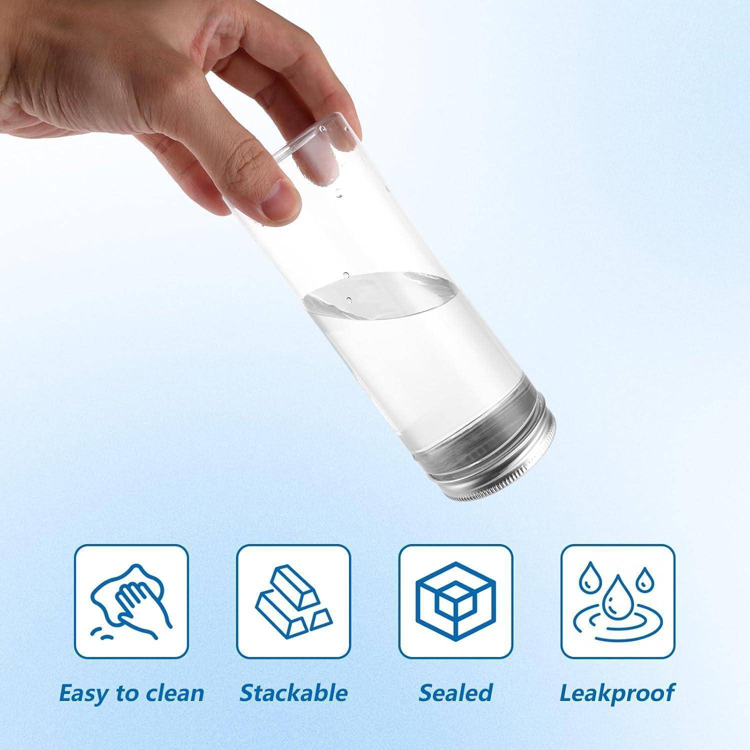 Eine Hand kippt ein transparentes, auslaufsicheres Wasserglas mit einem Deckel. Icons darunter heben folgende Merkmale hervor: leicht zu reinigen, stapelbar, versiegelt, auslaufsicher.