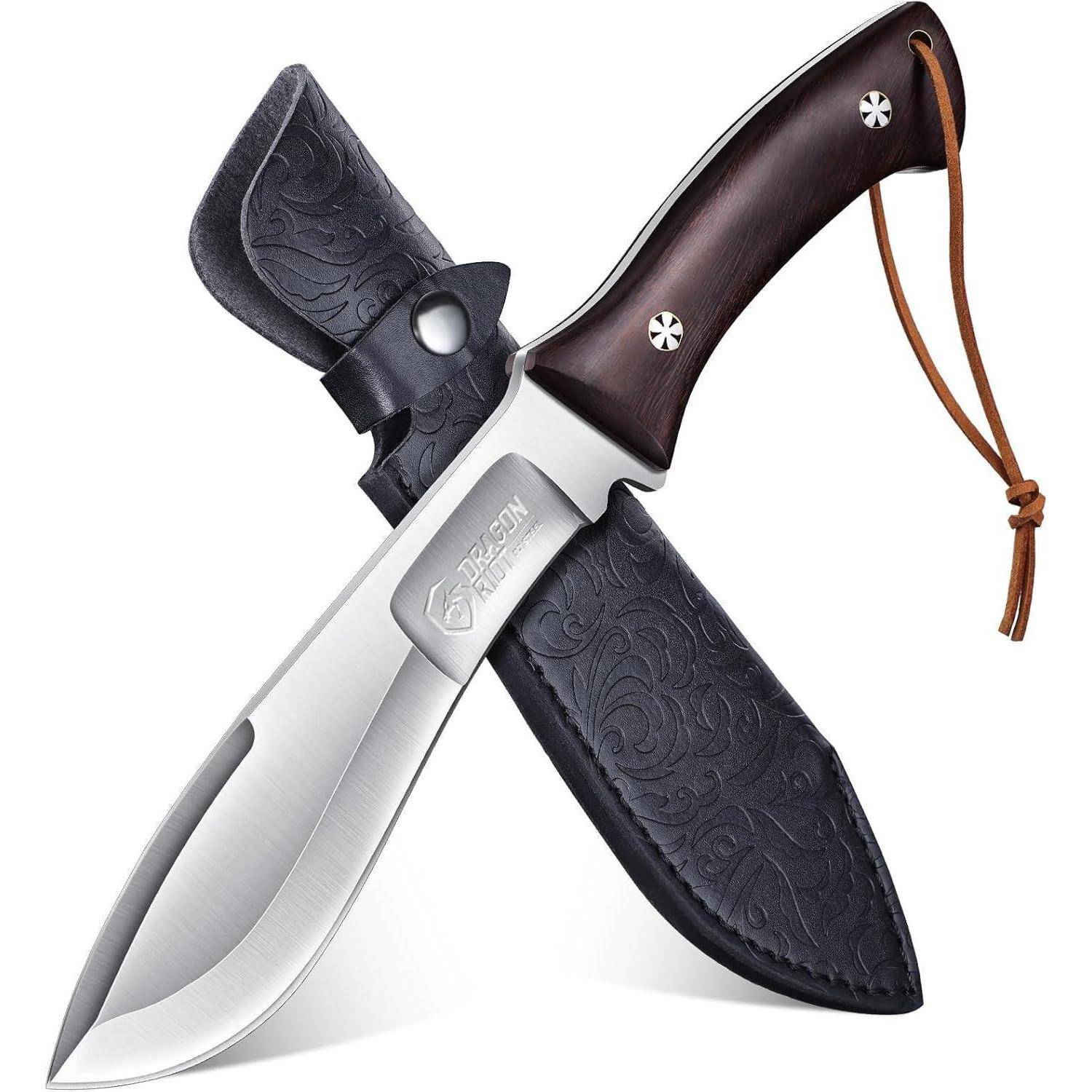 Ein Jagdmesser aus Edelstahl mit einem Holzgriff und einer Lederscheide, mit gravierten Designs und einer Aufhängeschlaufe.