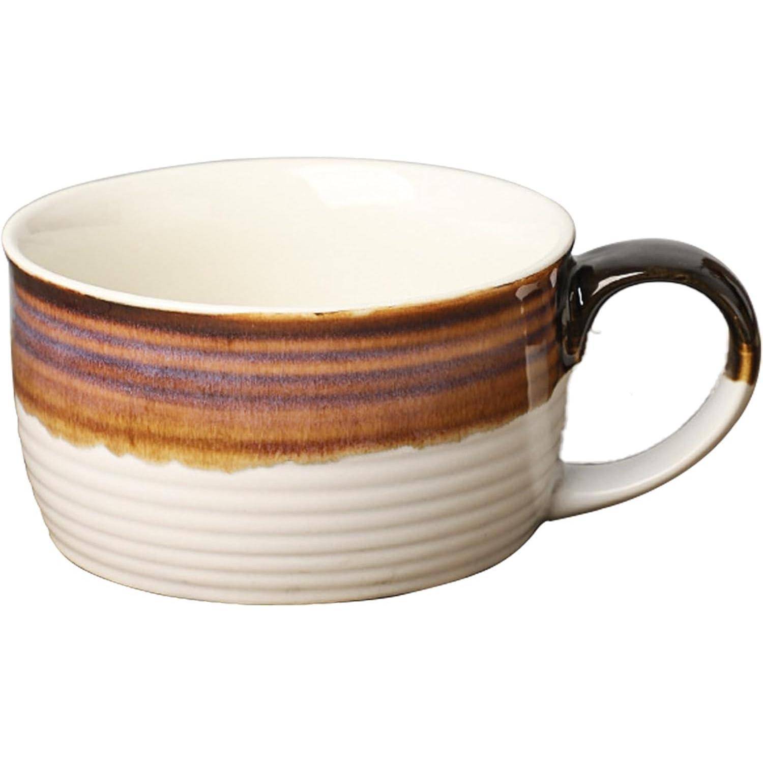 Keramiktasse mit brauingestreifter oberer Hälfte und gerippter weißer unterer Hälfte, mit einem eleganten dunklen Henkel auf der rechten Seite.