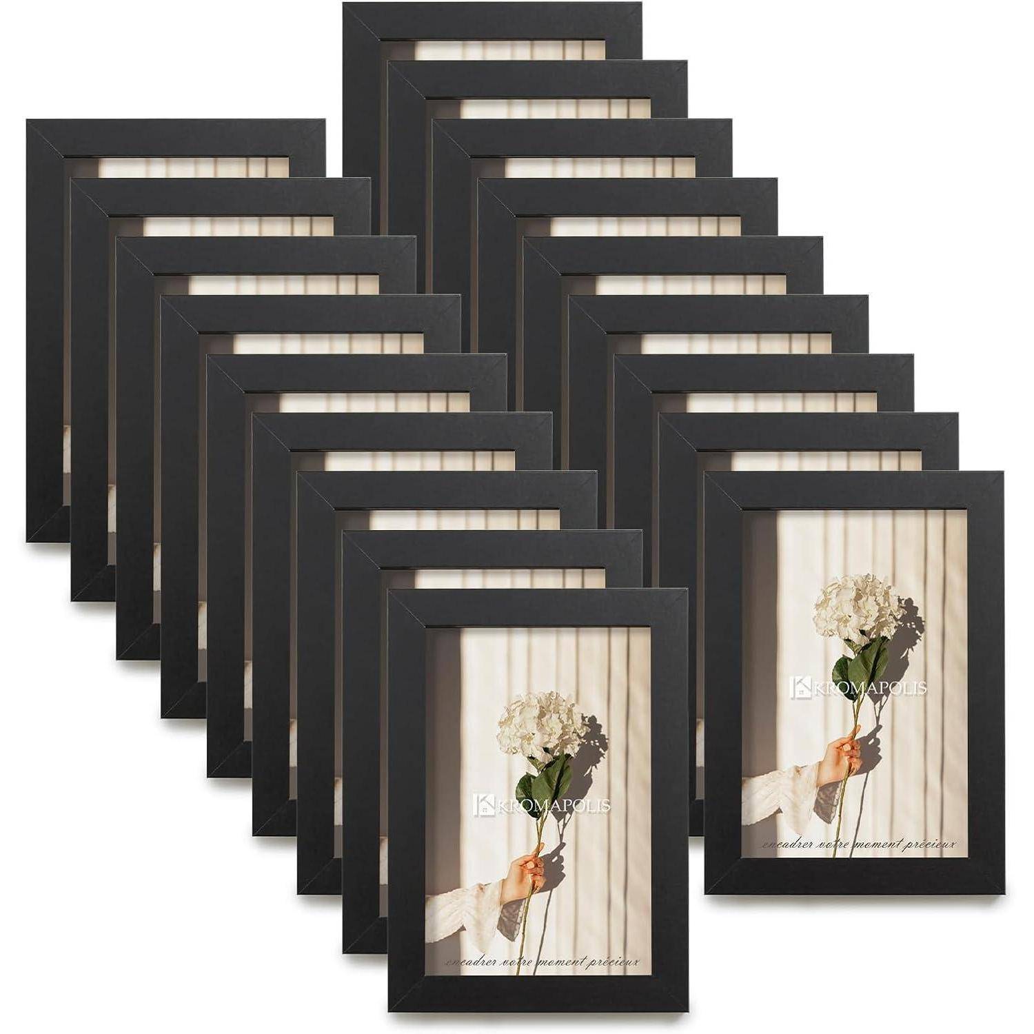 Satz von 18 schwarzen Fotorahmen, die jeweils einen Blumenstrauß mit weißen Blumen vor einem neutralen Hintergrund zeigen.