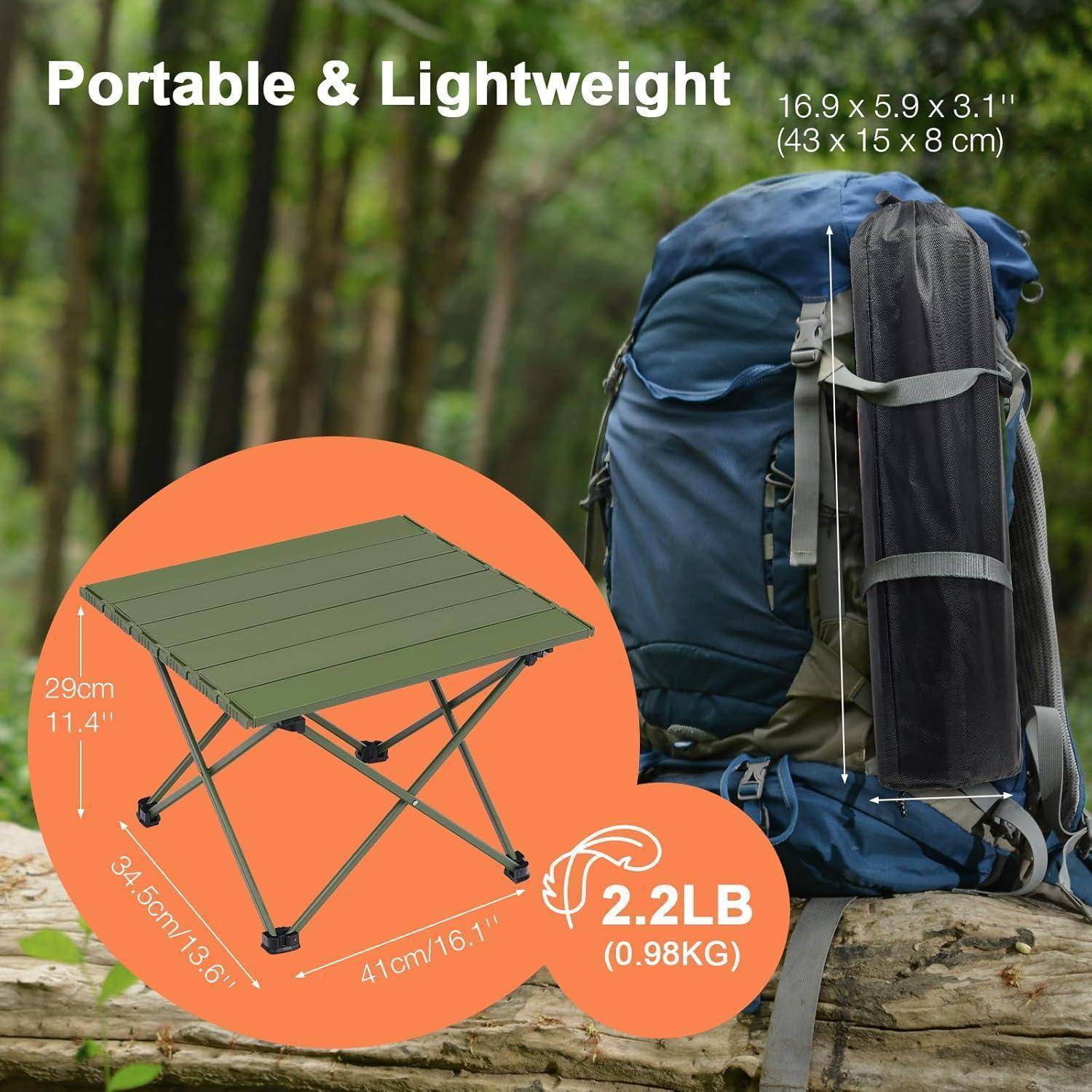 Ein tragbarer, leichter Klapptisch neben einem Rucksack in einem Wald, der seine kompakte Größe hervorhebt: 42,9 cm x 15 cm x 7,9 cm und Gewicht: 1 kg (0,98 kg).