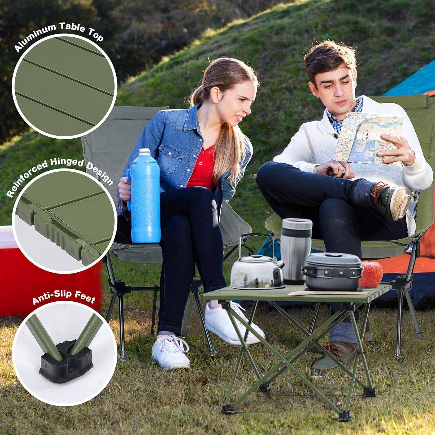 Zwei Personen sitzen in Campingstühlen, einer hält eine Karte, umgeben von Campingausrüstung und einem Tisch mit Aluminiumplatte, hervorgehobene Merkmale.