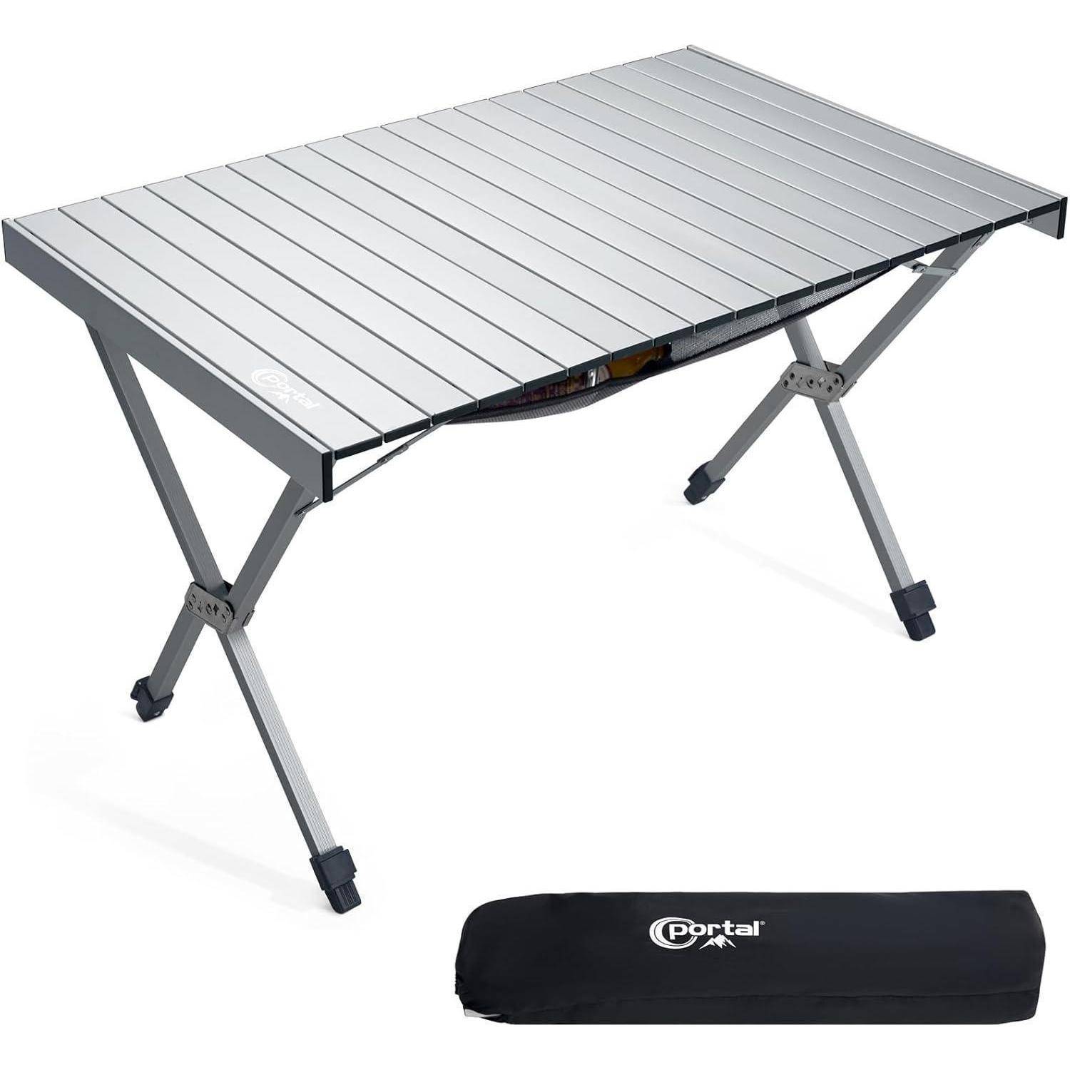 Ein zusammenklappbarer Campingtisch mit Oberfläche aus Aluminiumlatten und gekreuzten Beinen, mit der Bezeichnung 'Portal'. Inklusive eines schwarzen Tragetaschs.