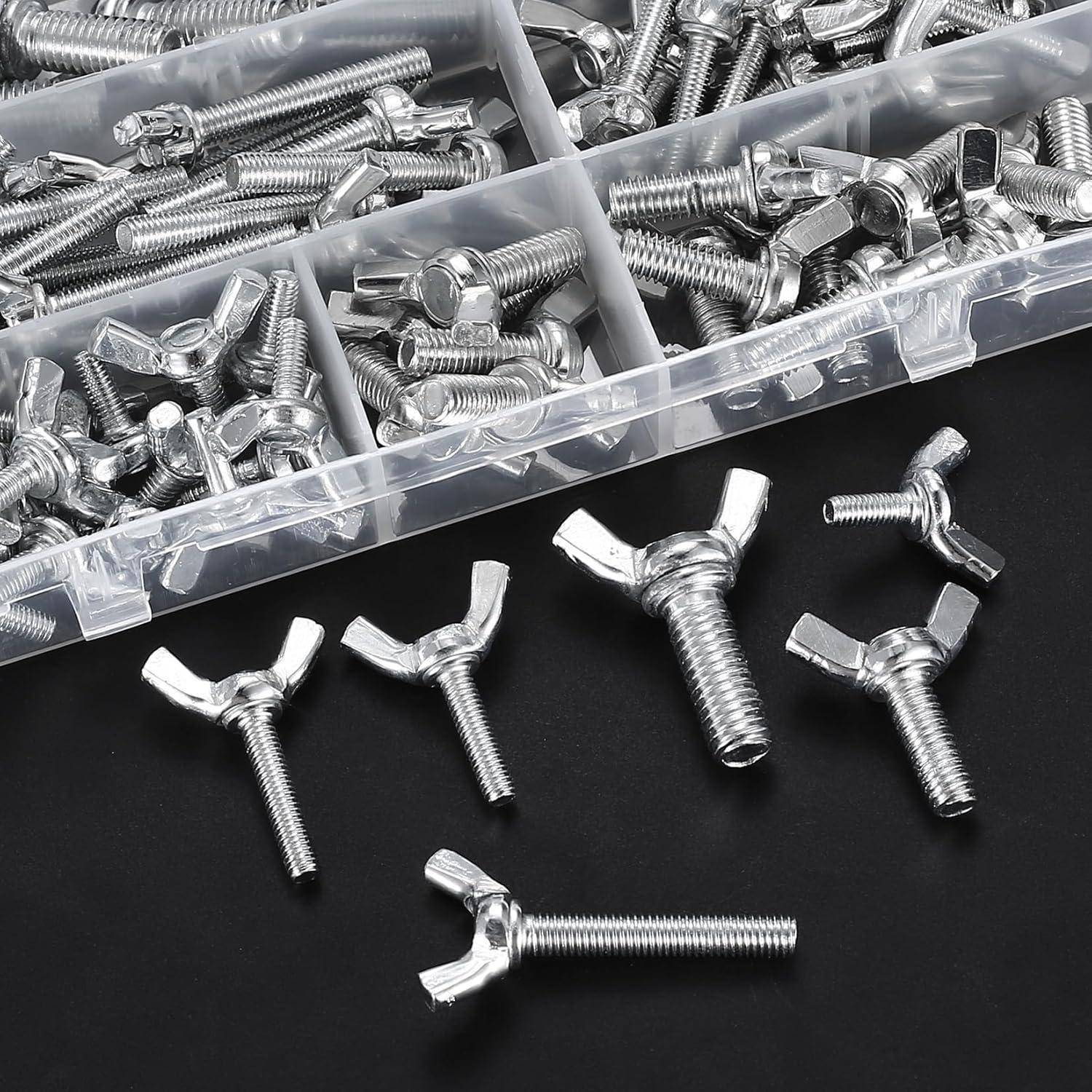 Eine transparente Plastikbox enthält verschiedene Metallflügelmuttern und Schrauben, wobei einige auf einer schwarzen Oberfläche in der Nähe platziert sind.